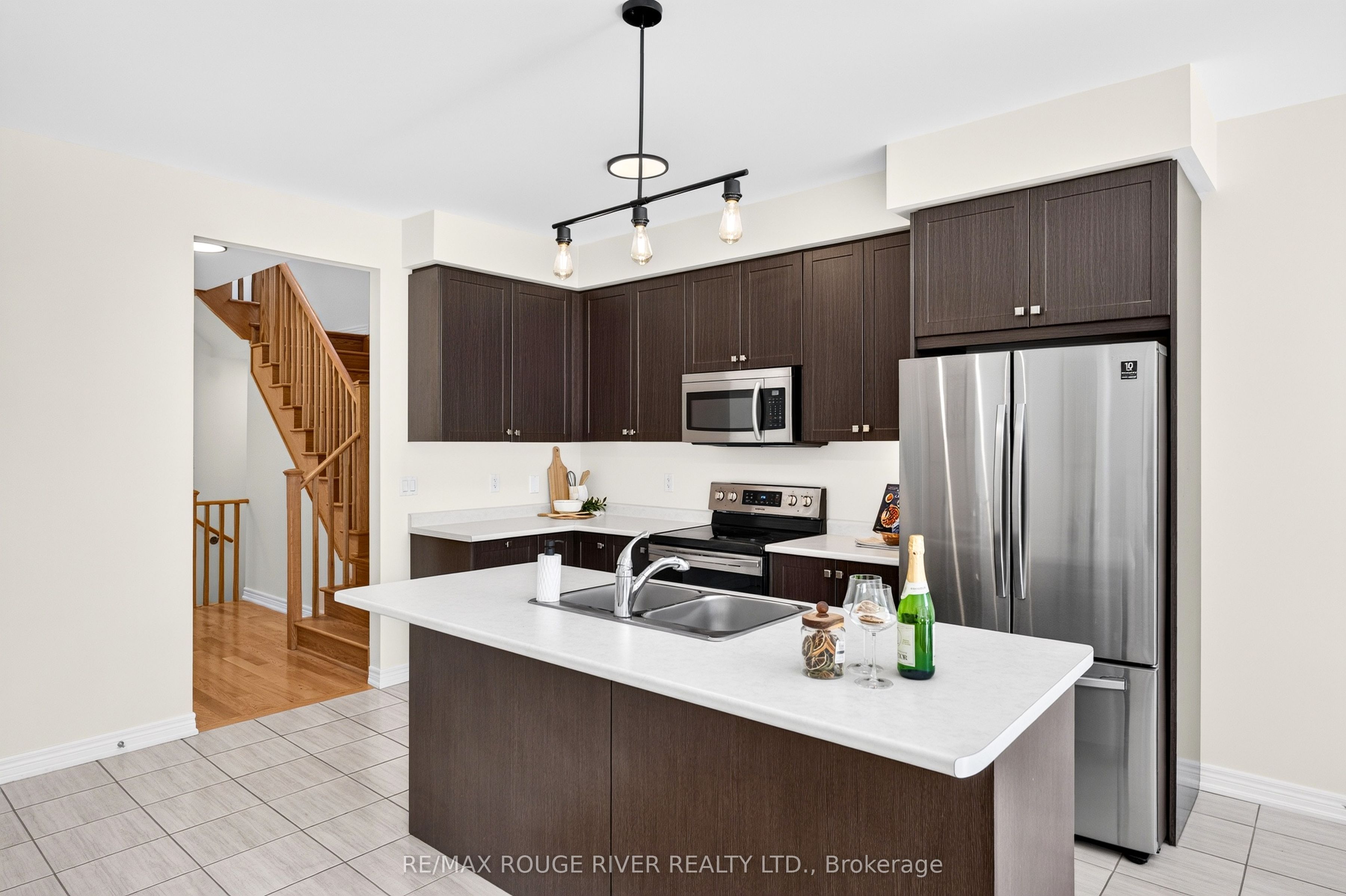 1124 Sepia Square Property Photo 9