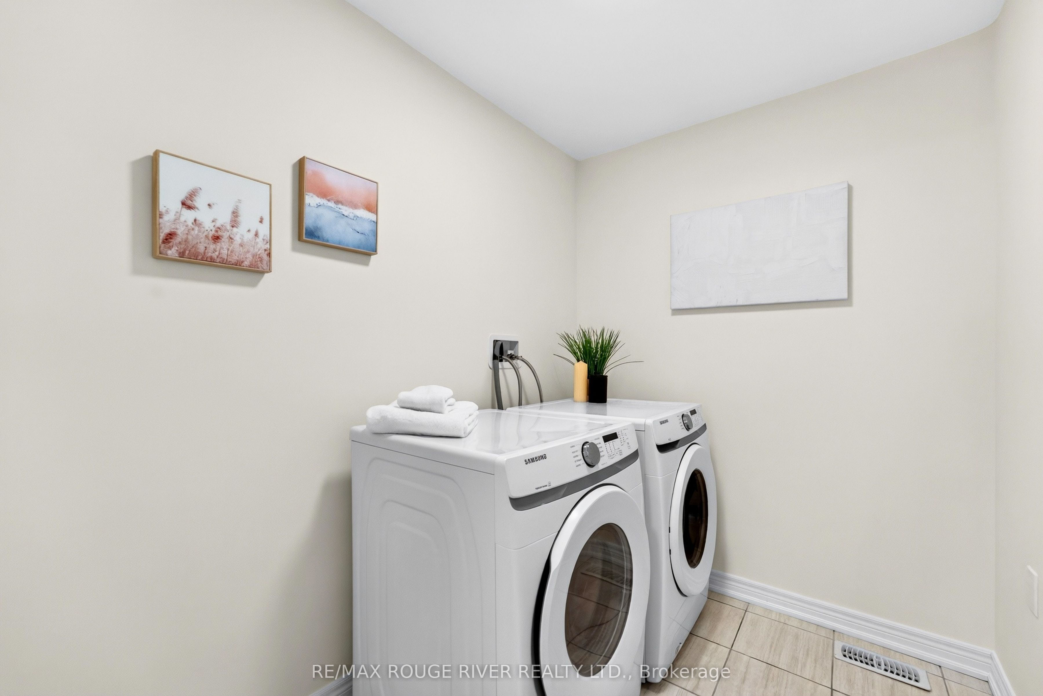 1124 Sepia Square Property Photo 26