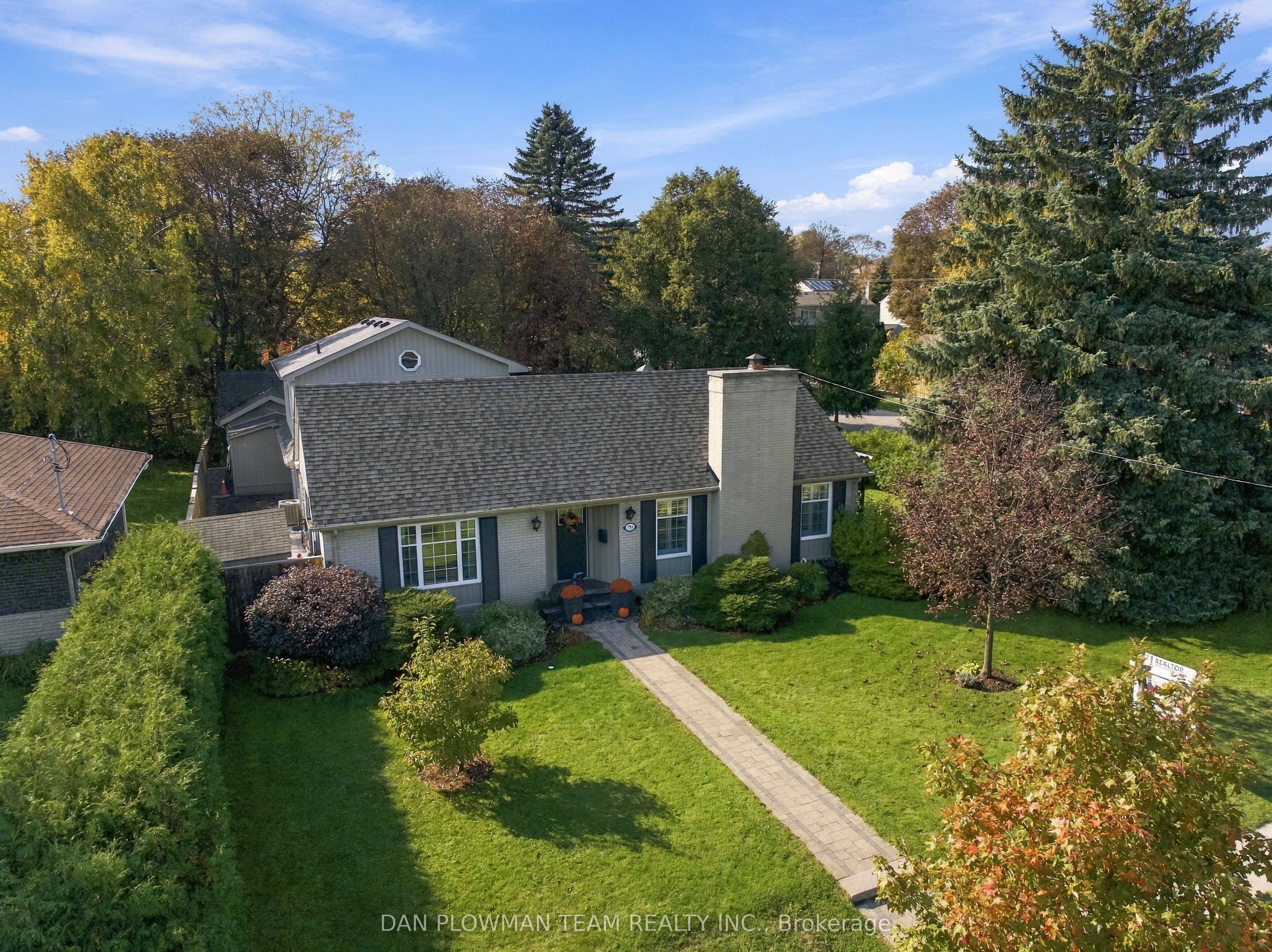 794 Mary Street N Property Photo 1