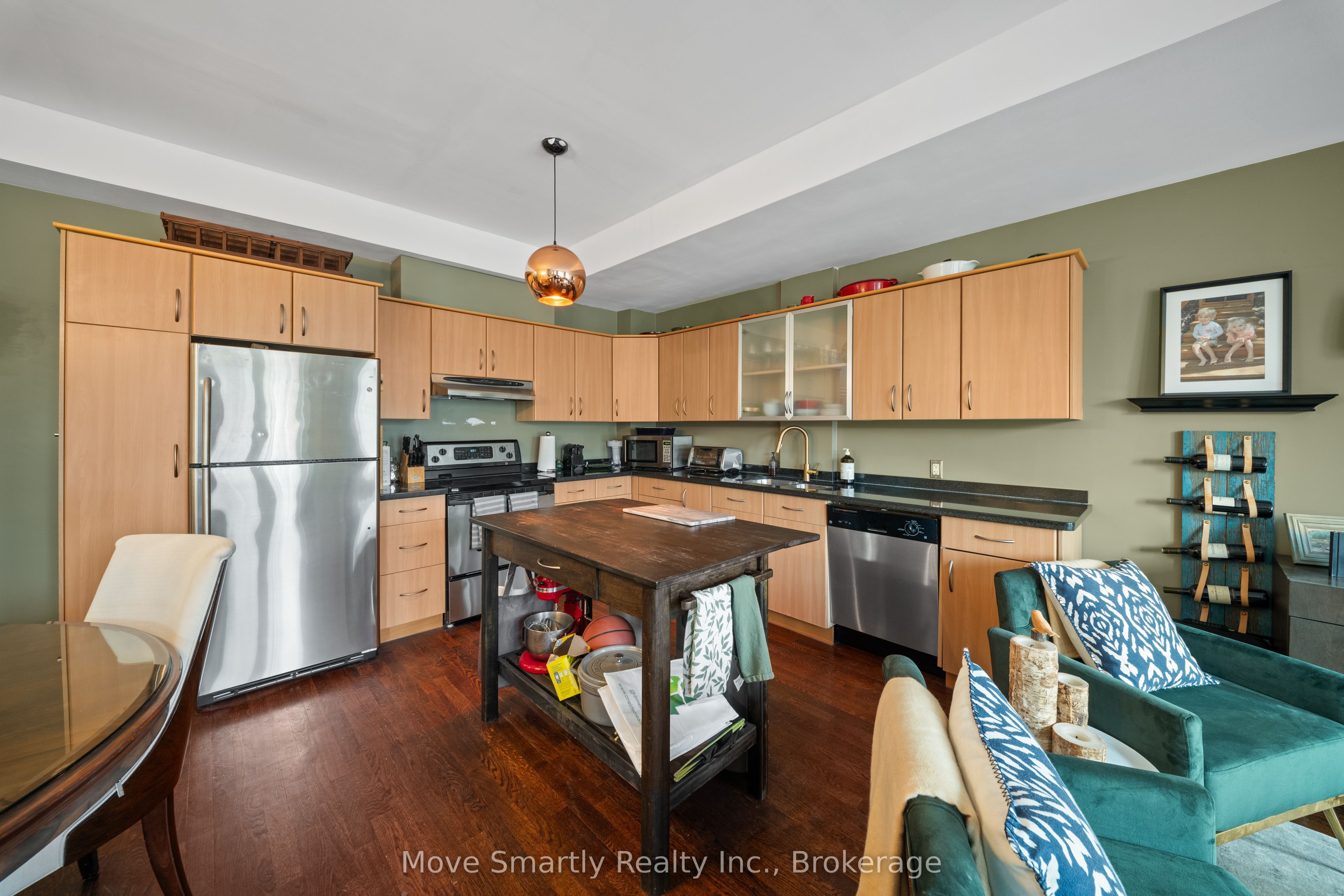 969 Queen Street E Property Photo 14