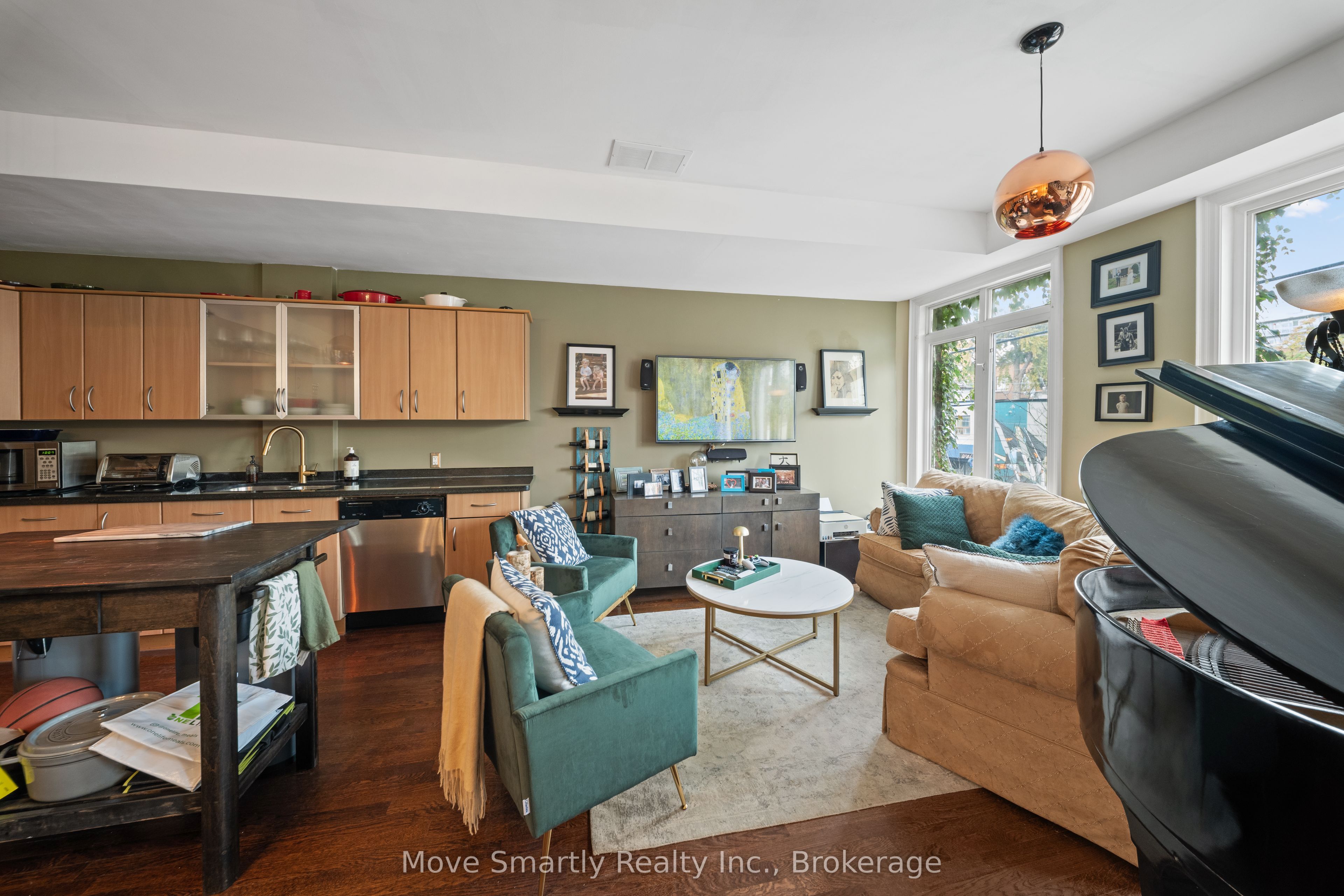 969 Queen Street E Property Photo 15