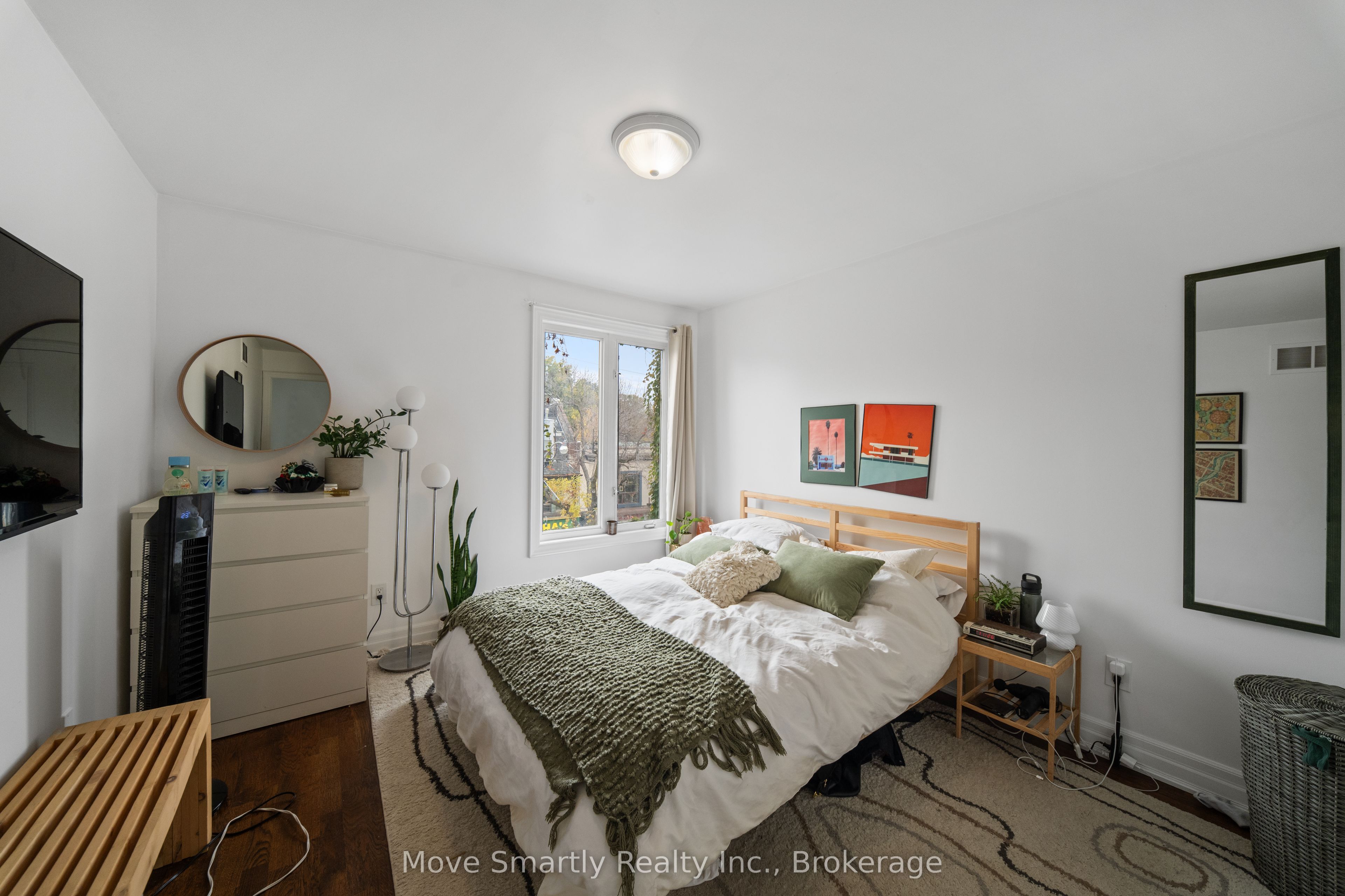 969 Queen Street E Property Photo 26