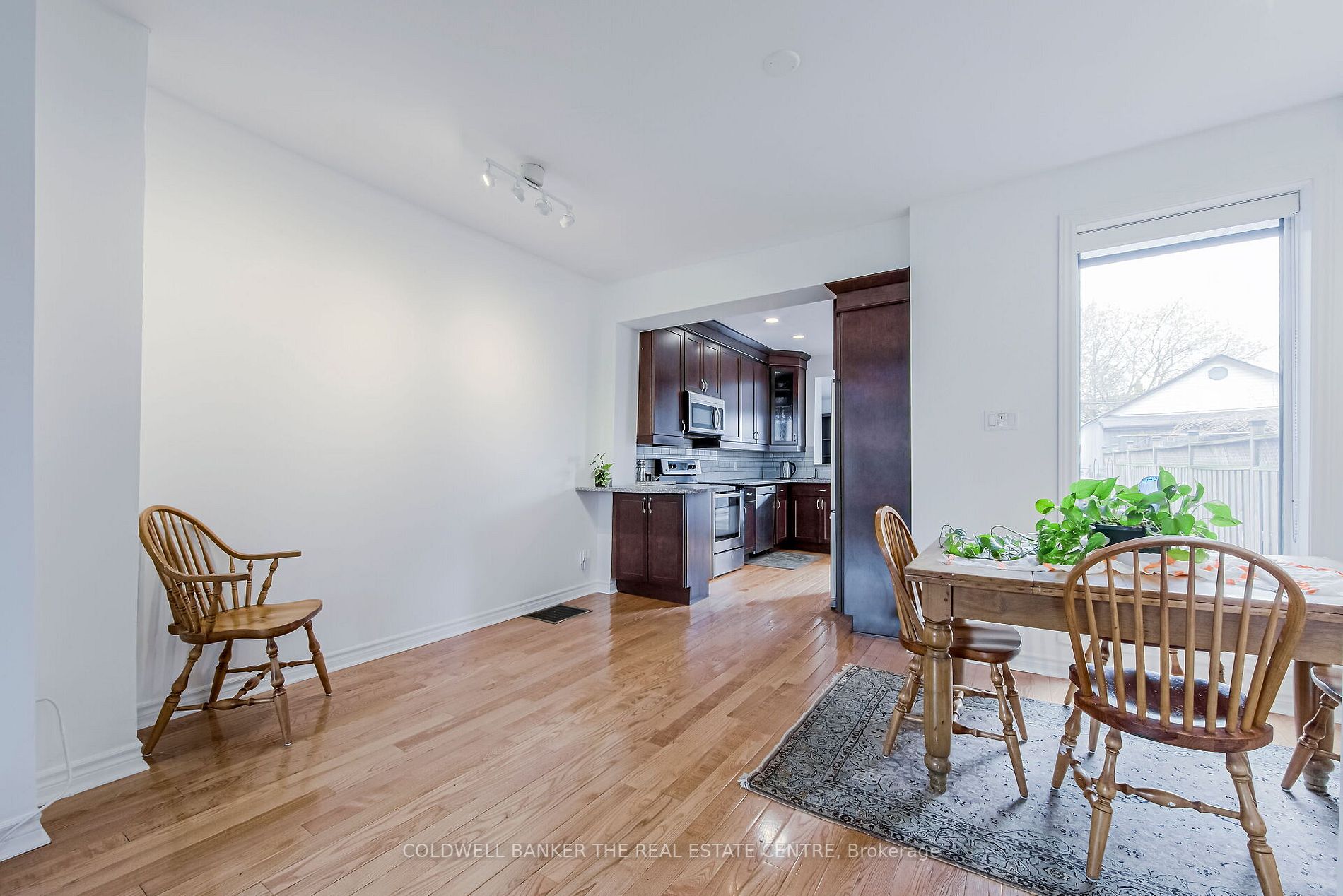25 Eldon Ave N Property Photo 4