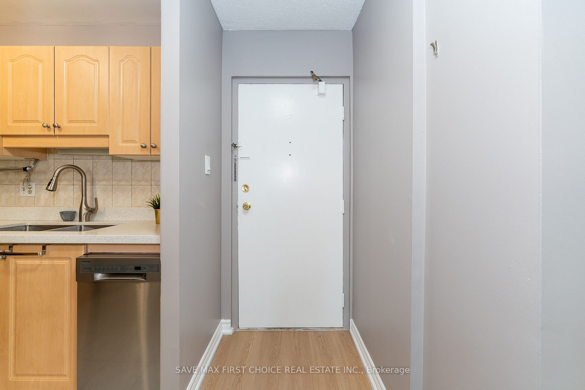 2500 Bridletowne Cir Property Photo 5
