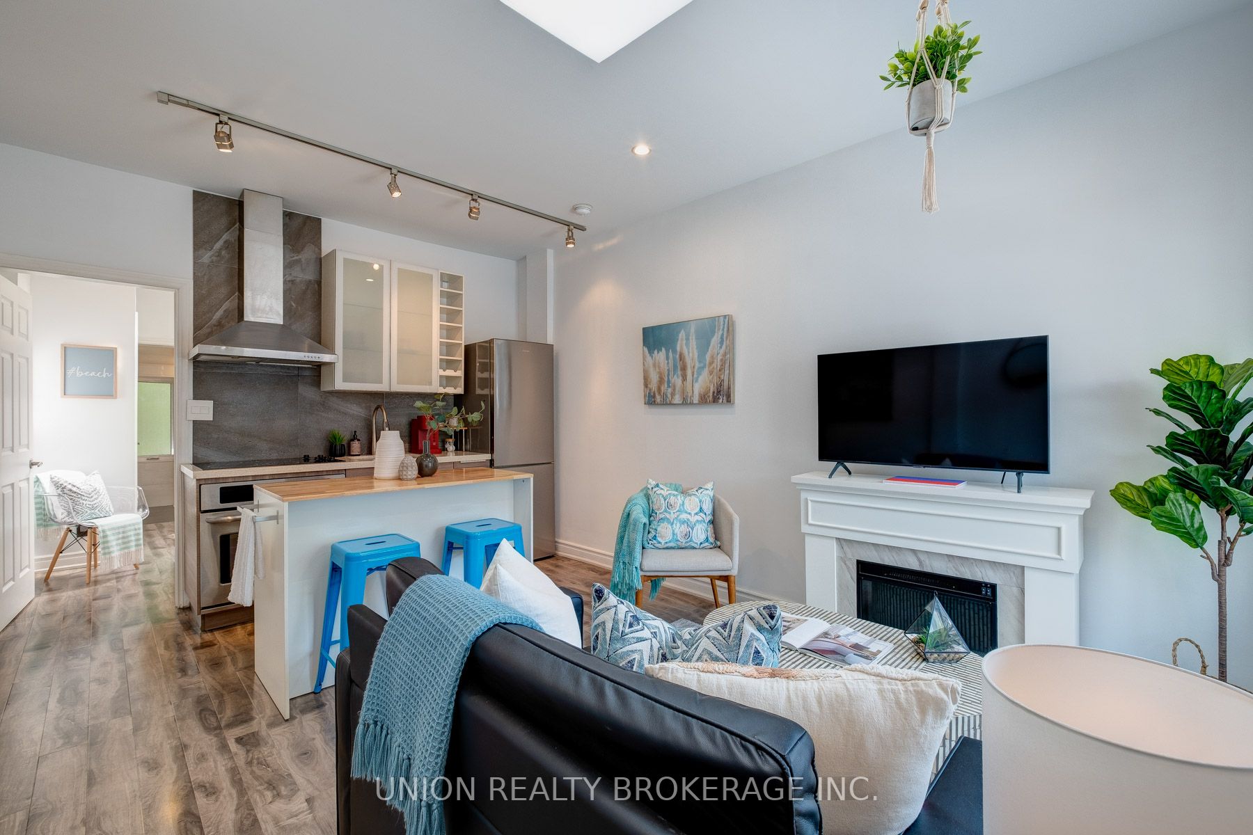 221 Coxwell Ave Property Photo 1