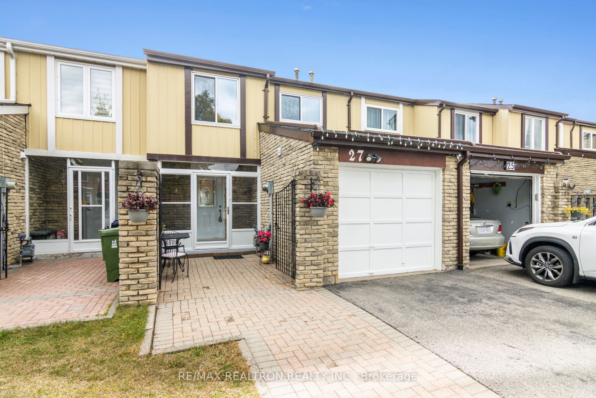 27 Newdawn Cres Property Photo 1