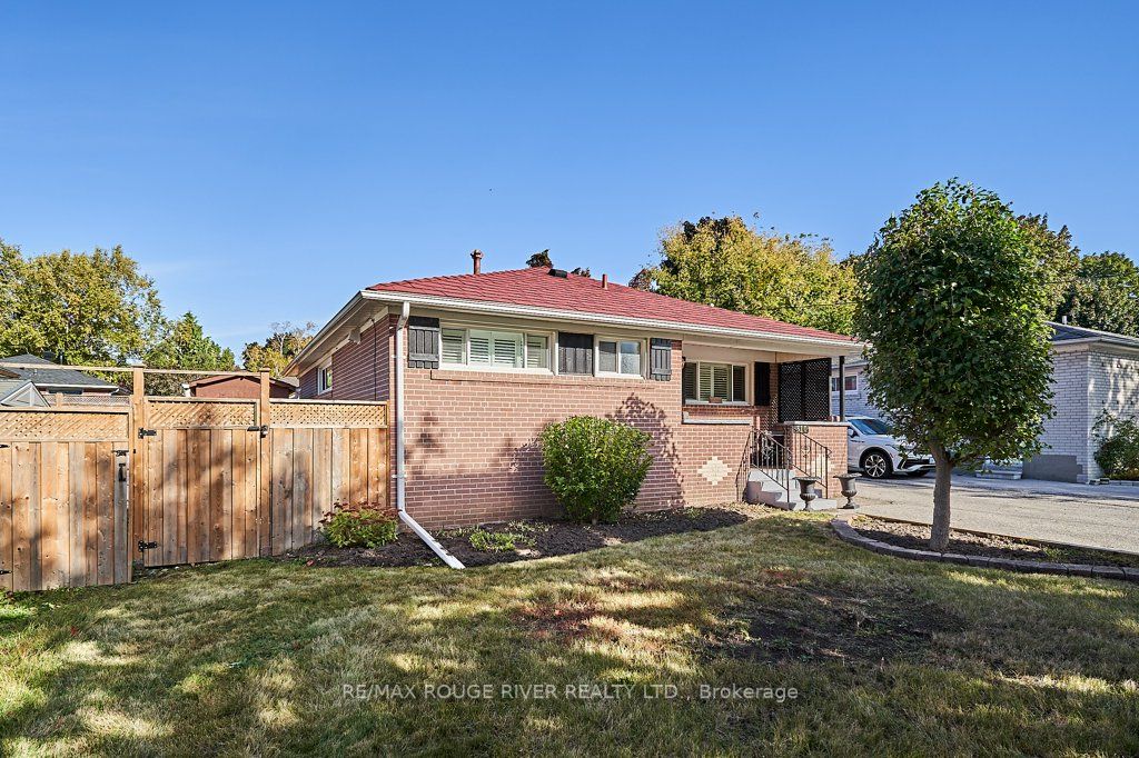 310 Palmerston Ave Property Photo 1