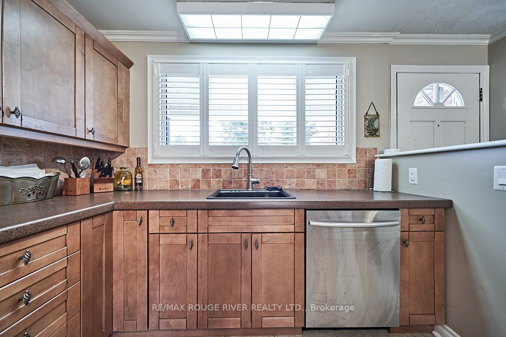 310 Palmerston Ave Property Photo 9