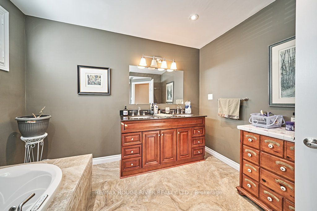 310 Palmerston Ave Property Photo 24