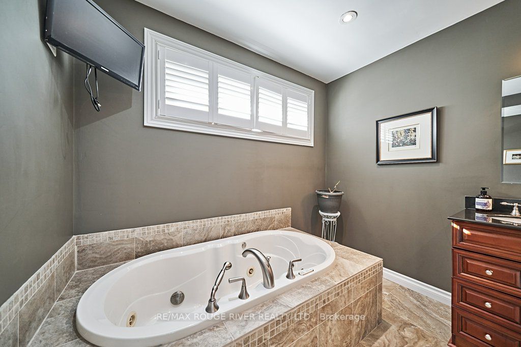 310 Palmerston Ave Property Photo 25