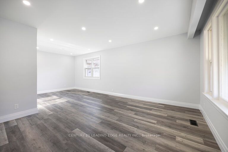 121 Hiscock Blvd Property Photo 6