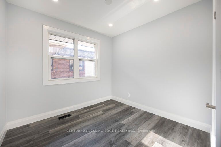 121 Hiscock Blvd Property Photo 12