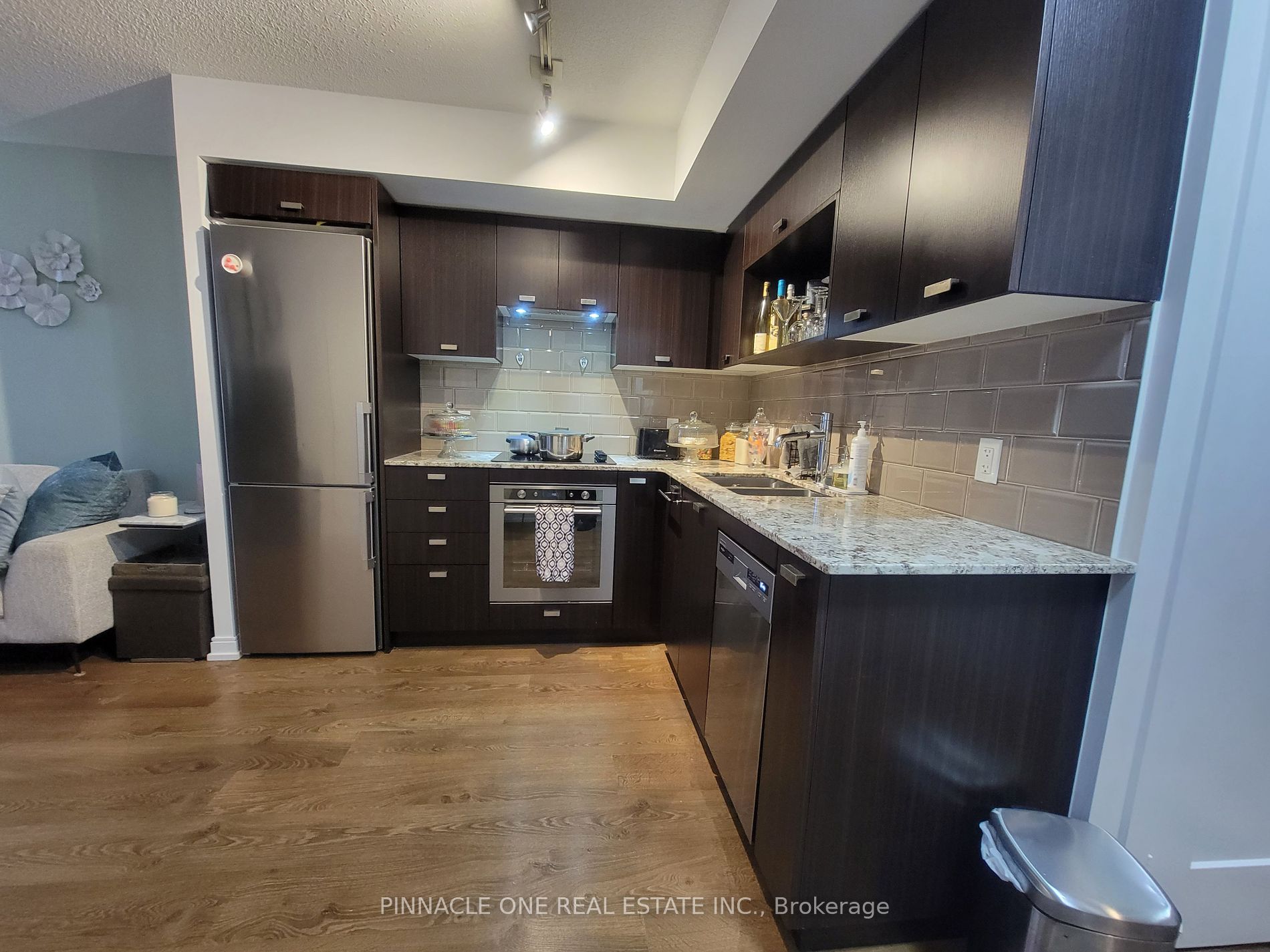 275 Village Green Sq 8 Property Photo 1
