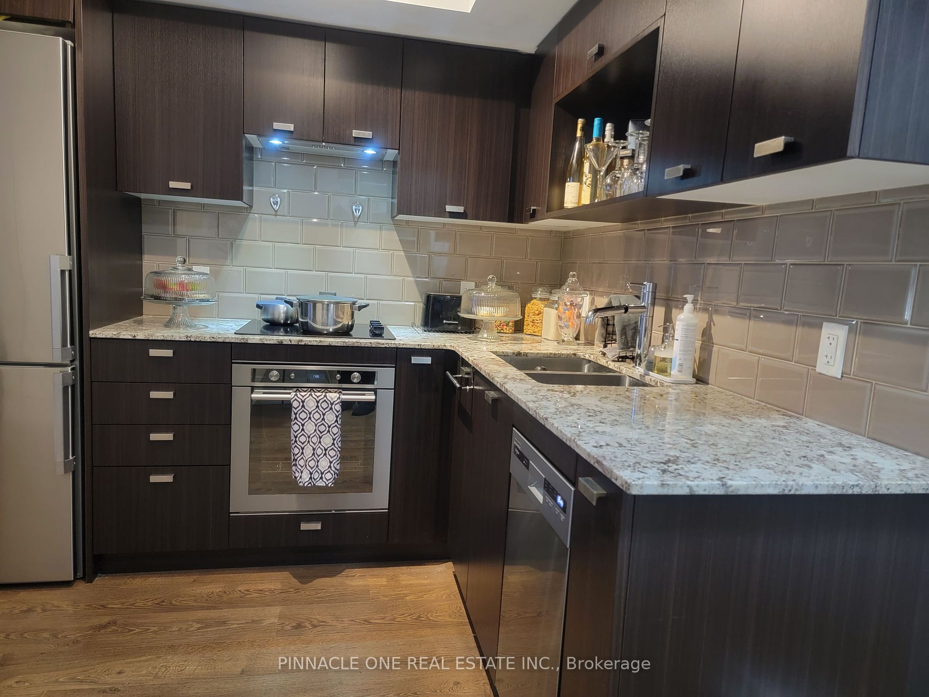 275 Village Green Sq 8 Property Photo 4