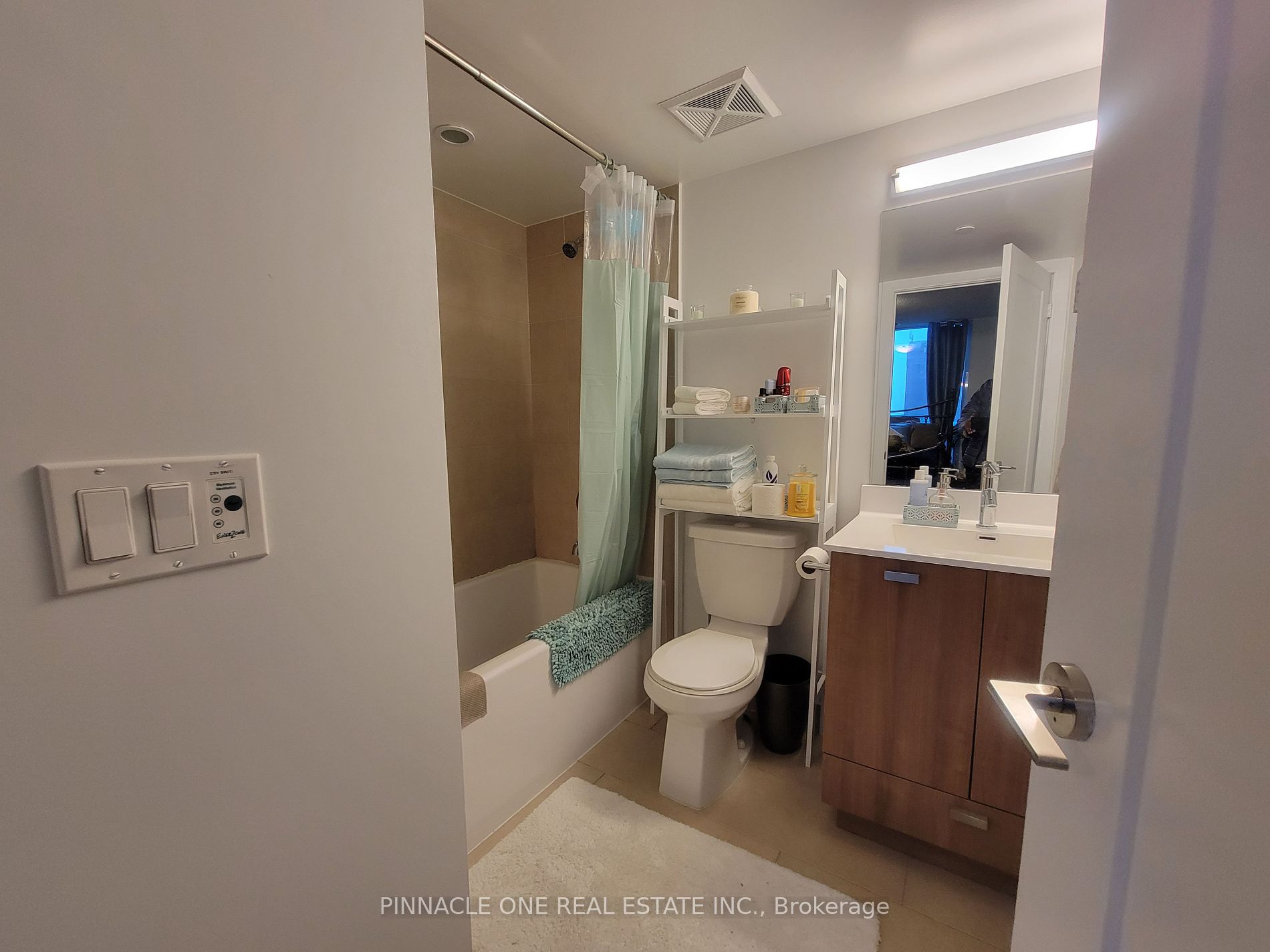 275 Village Green Sq 8 Property Photo 14