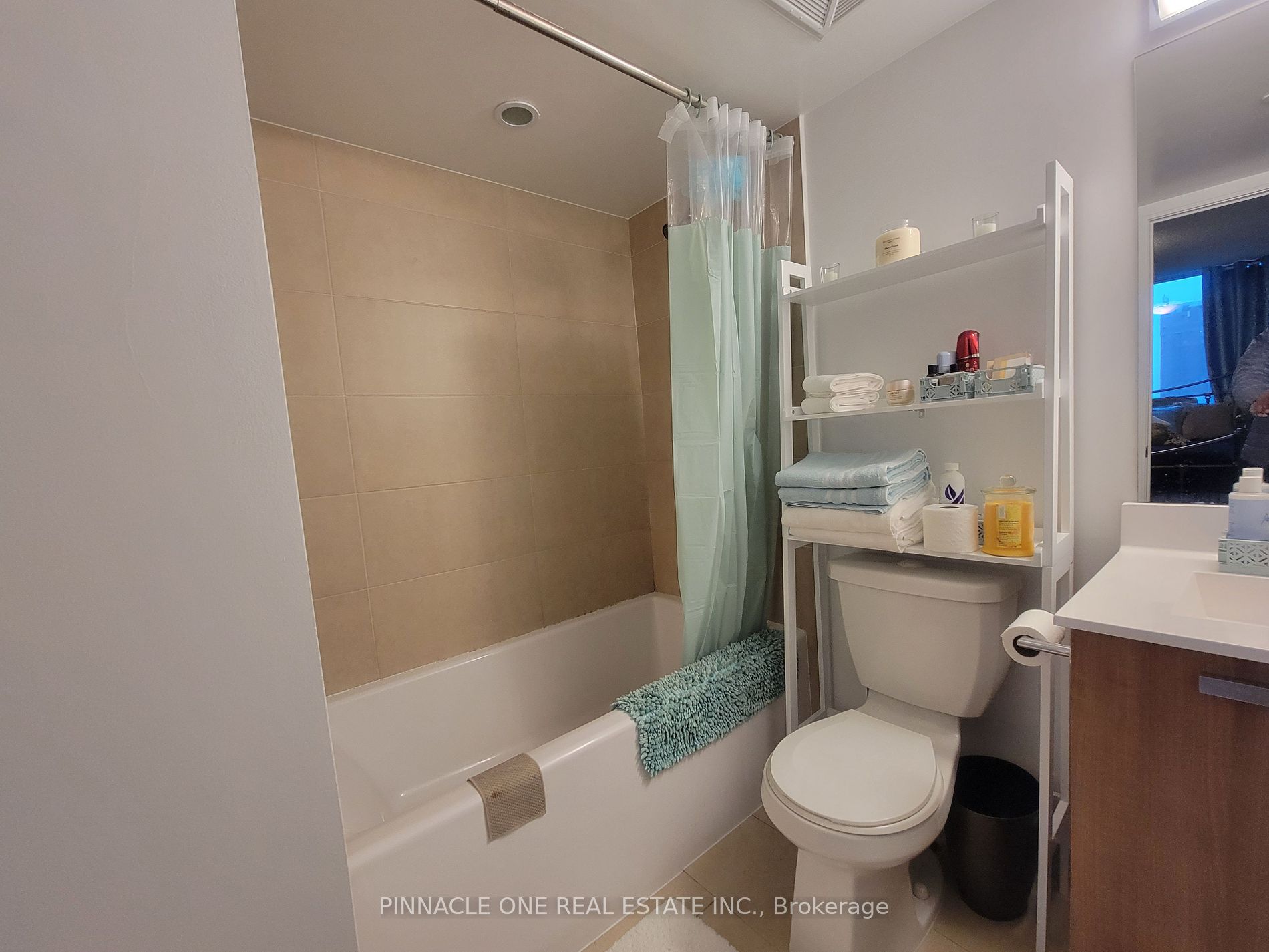 275 Village Green Sq 8 Property Photo 15