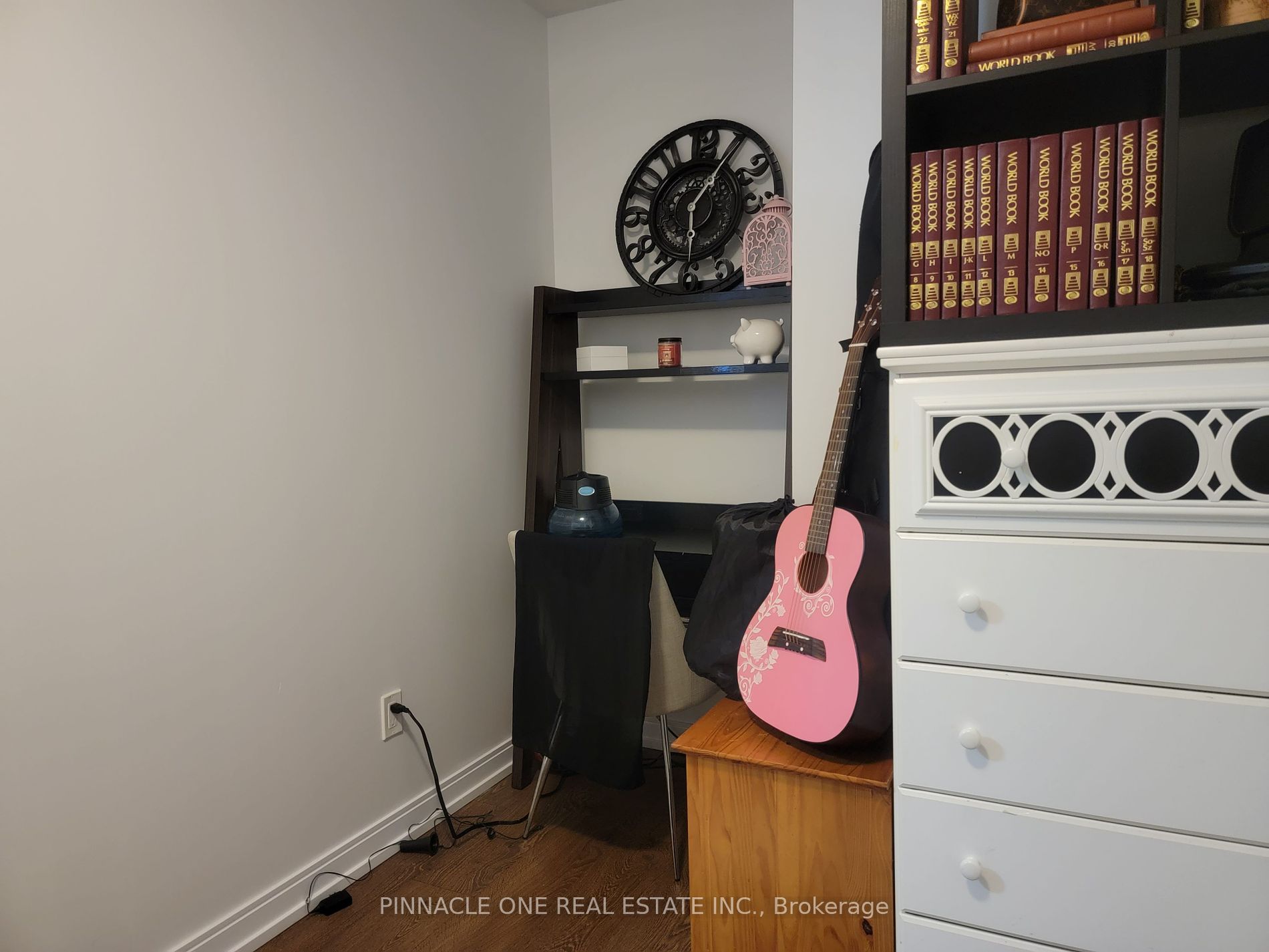 275 Village Green Sq 8 Property Photo 19