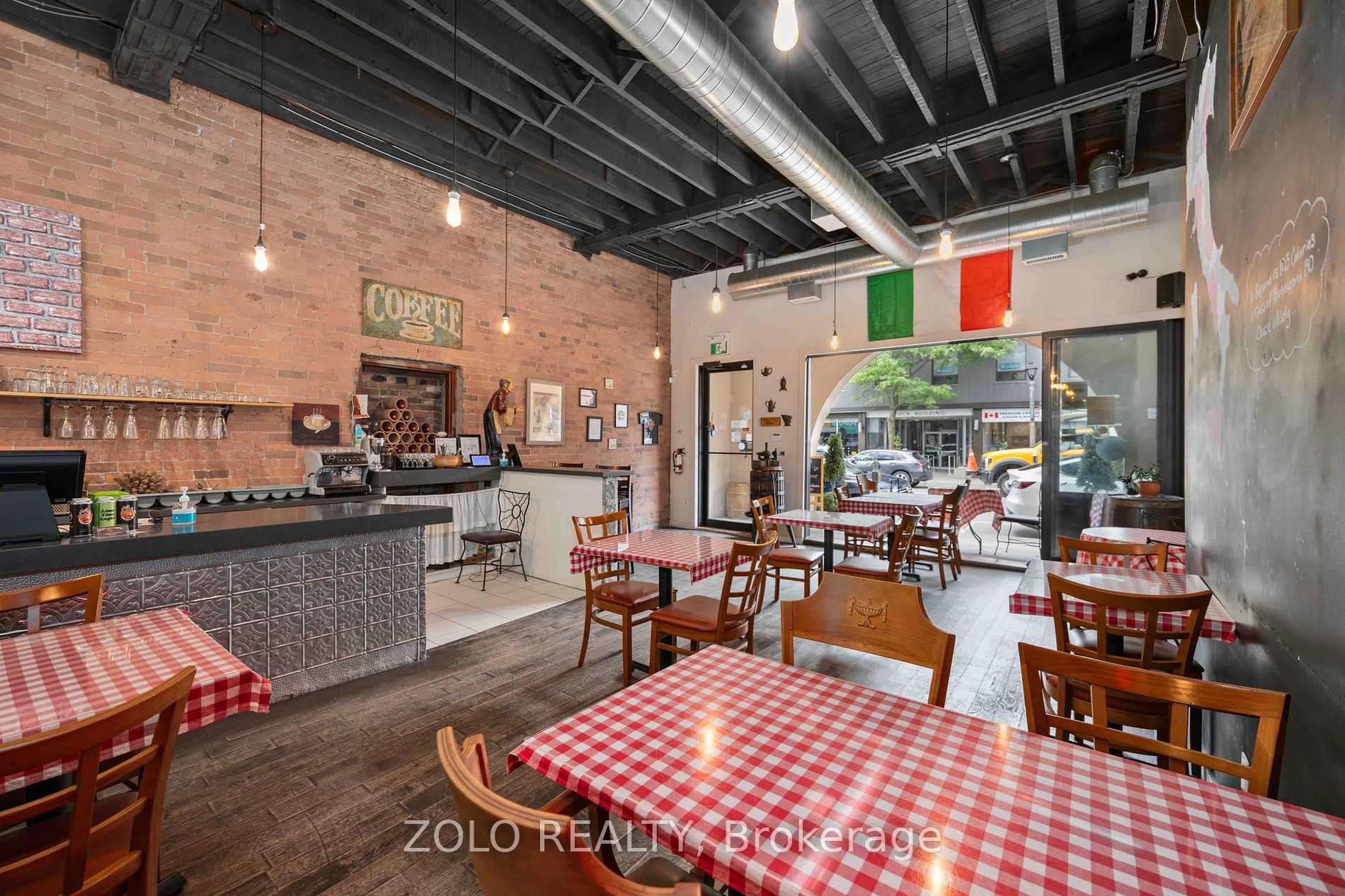 110 Dundas St W Property Photo 2