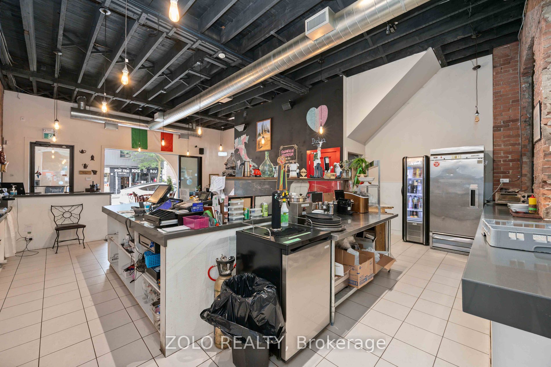110 Dundas St W Property Photo 8