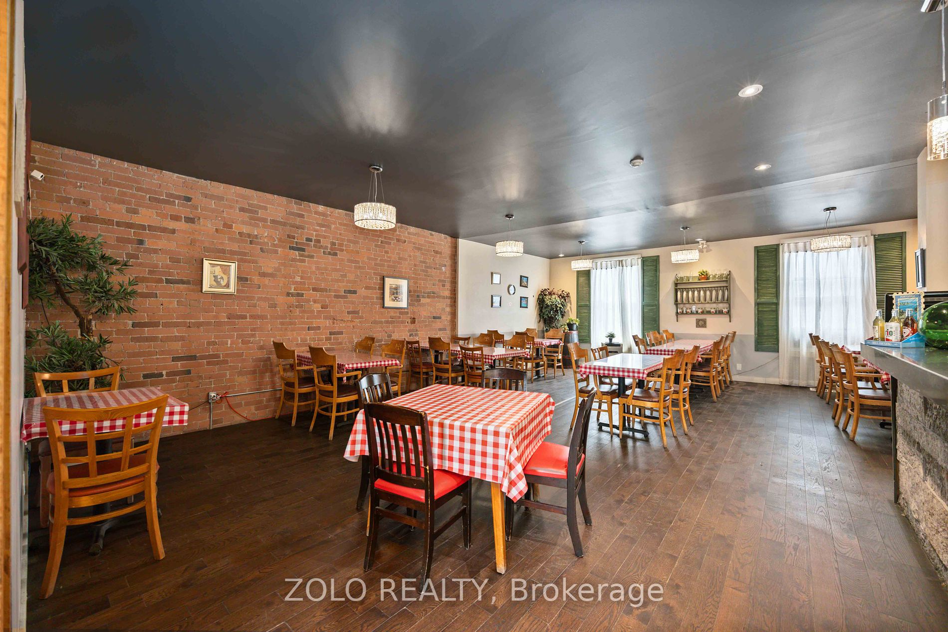 110 Dundas St W Property Photo 17
