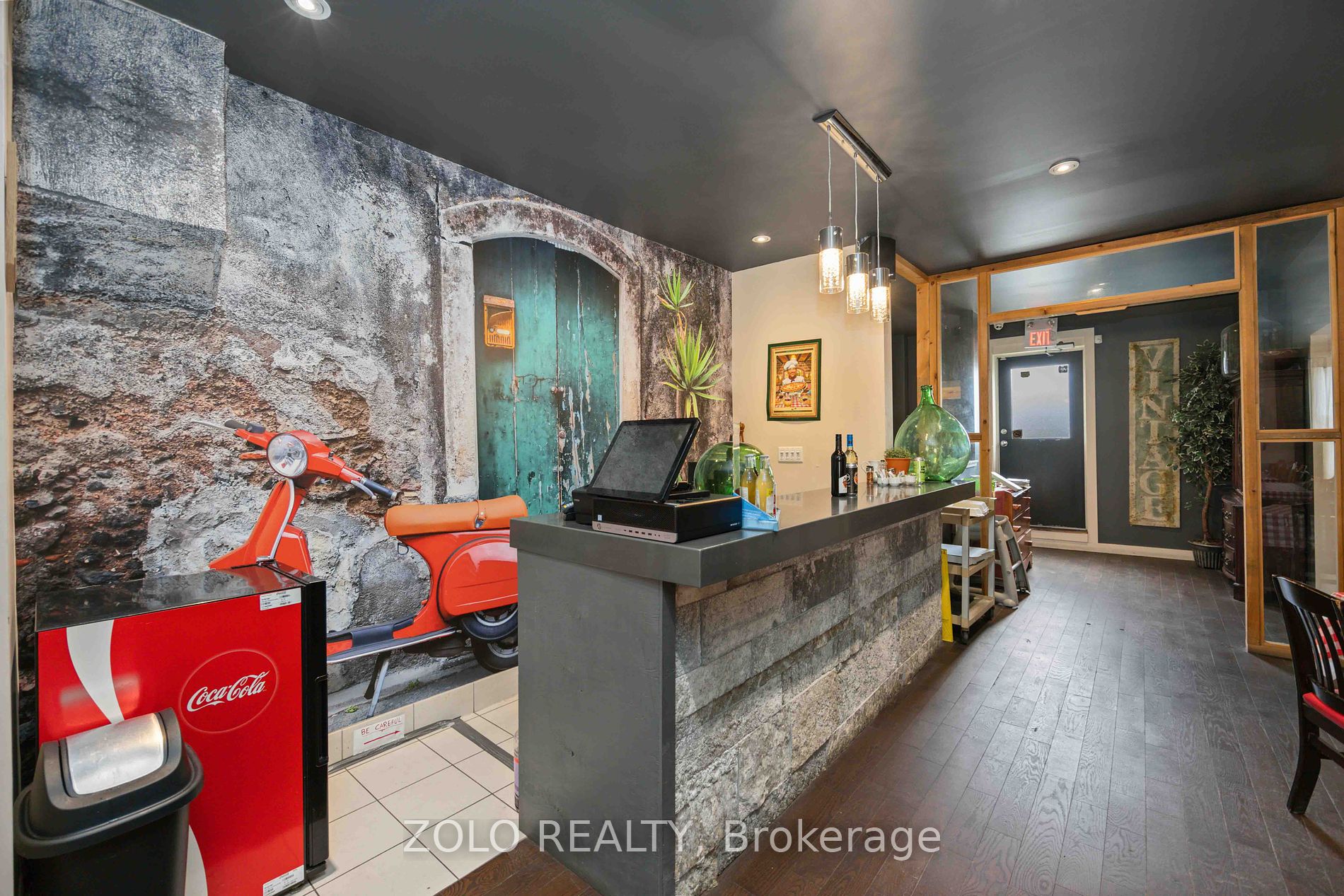 110 Dundas St W Property Photo 23
