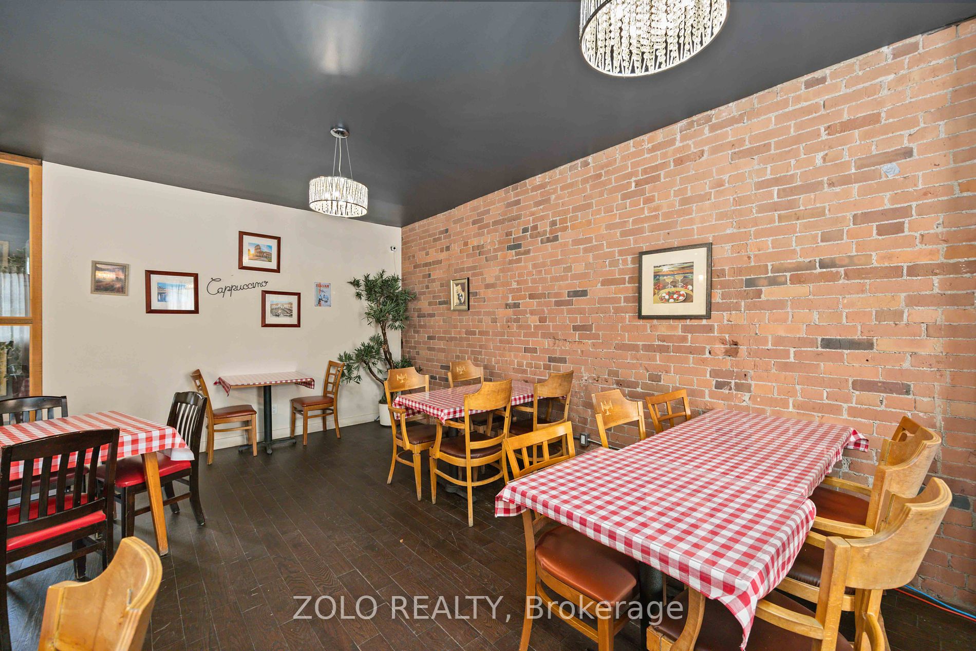 110 Dundas St W Property Photo 25
