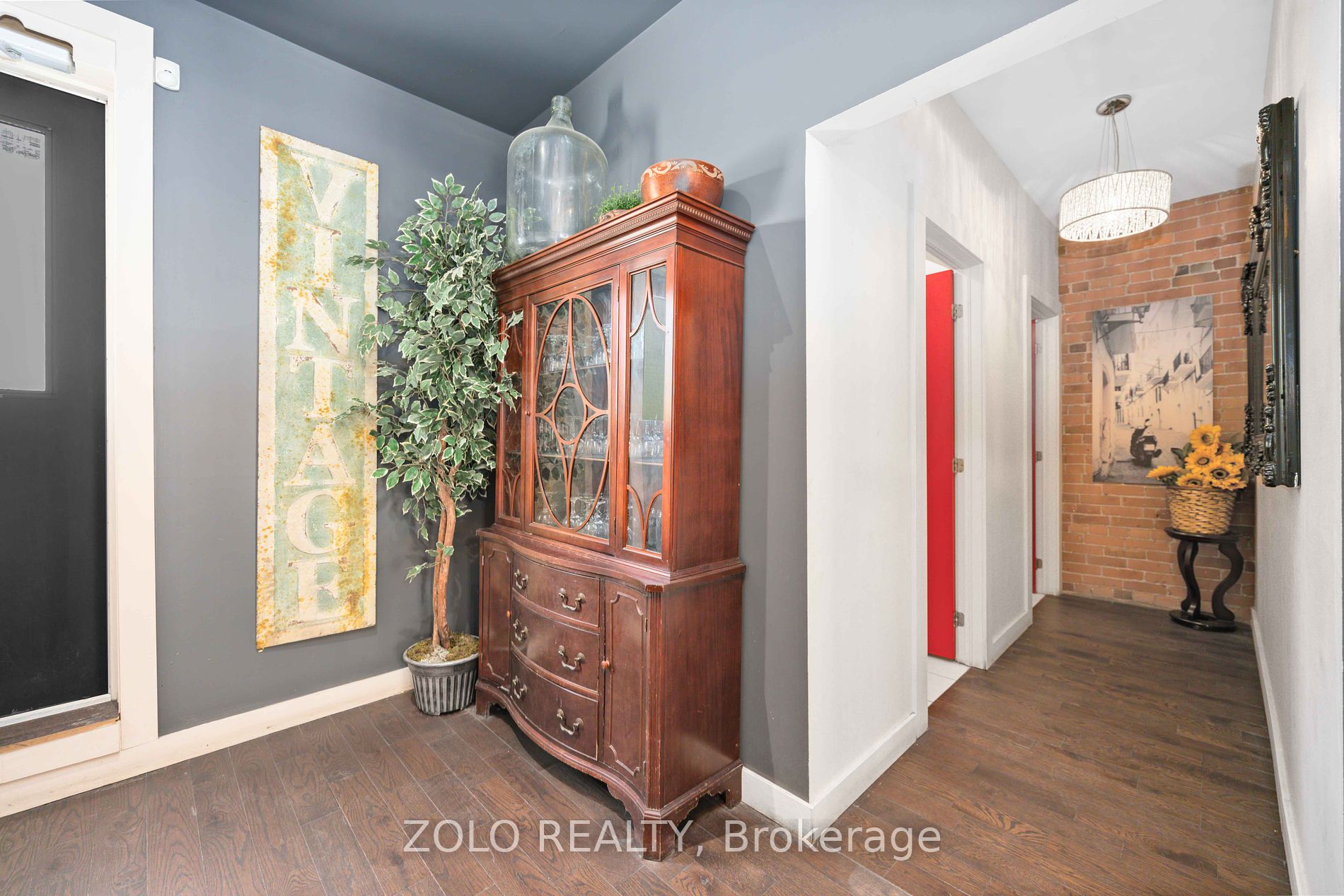 110 Dundas St W Property Photo 26