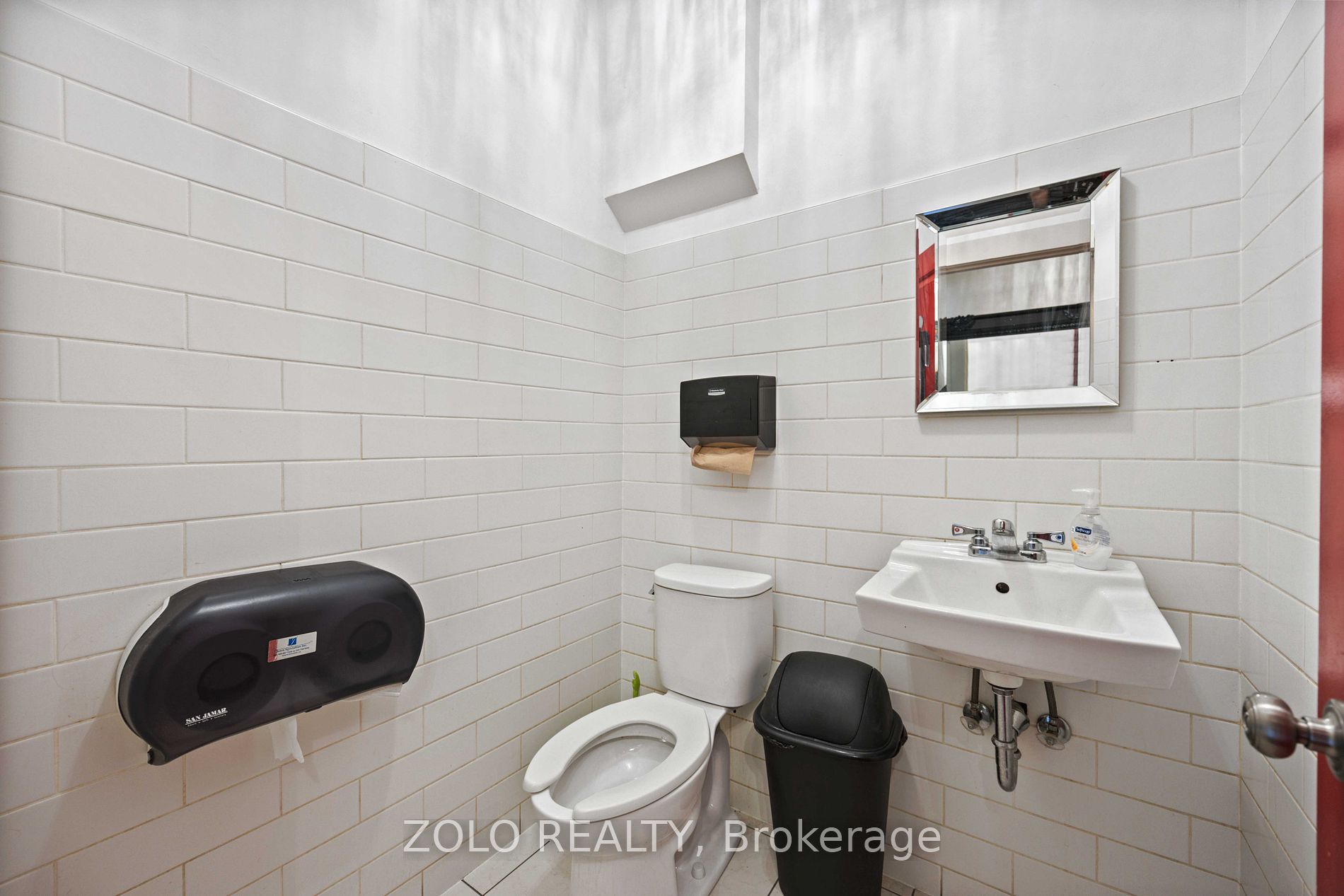 110 Dundas St W Property Photo 27
