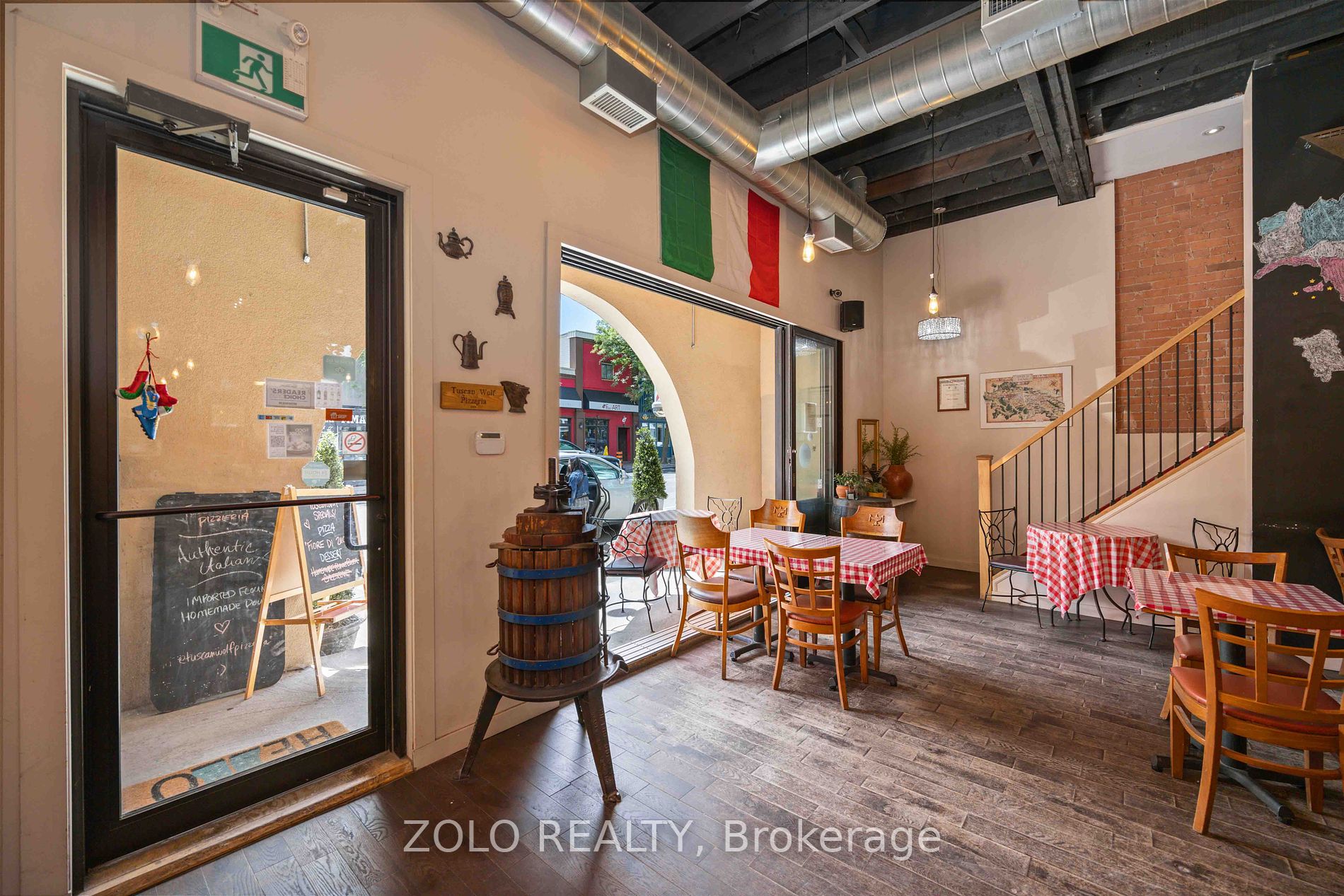 110 Dundas St W Property Photo 29
