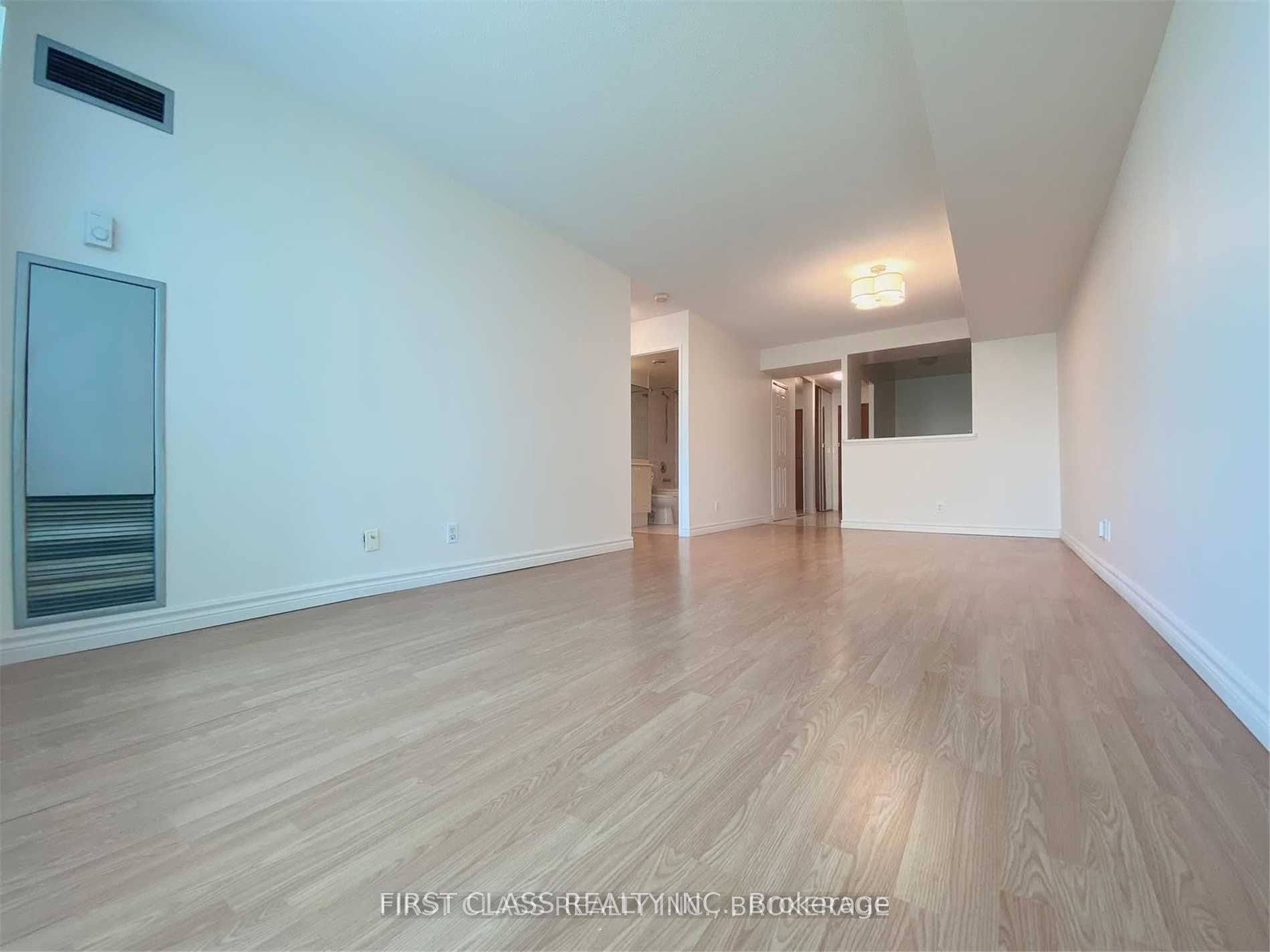 8 Lee Centre Dr 5 Property Photo 7