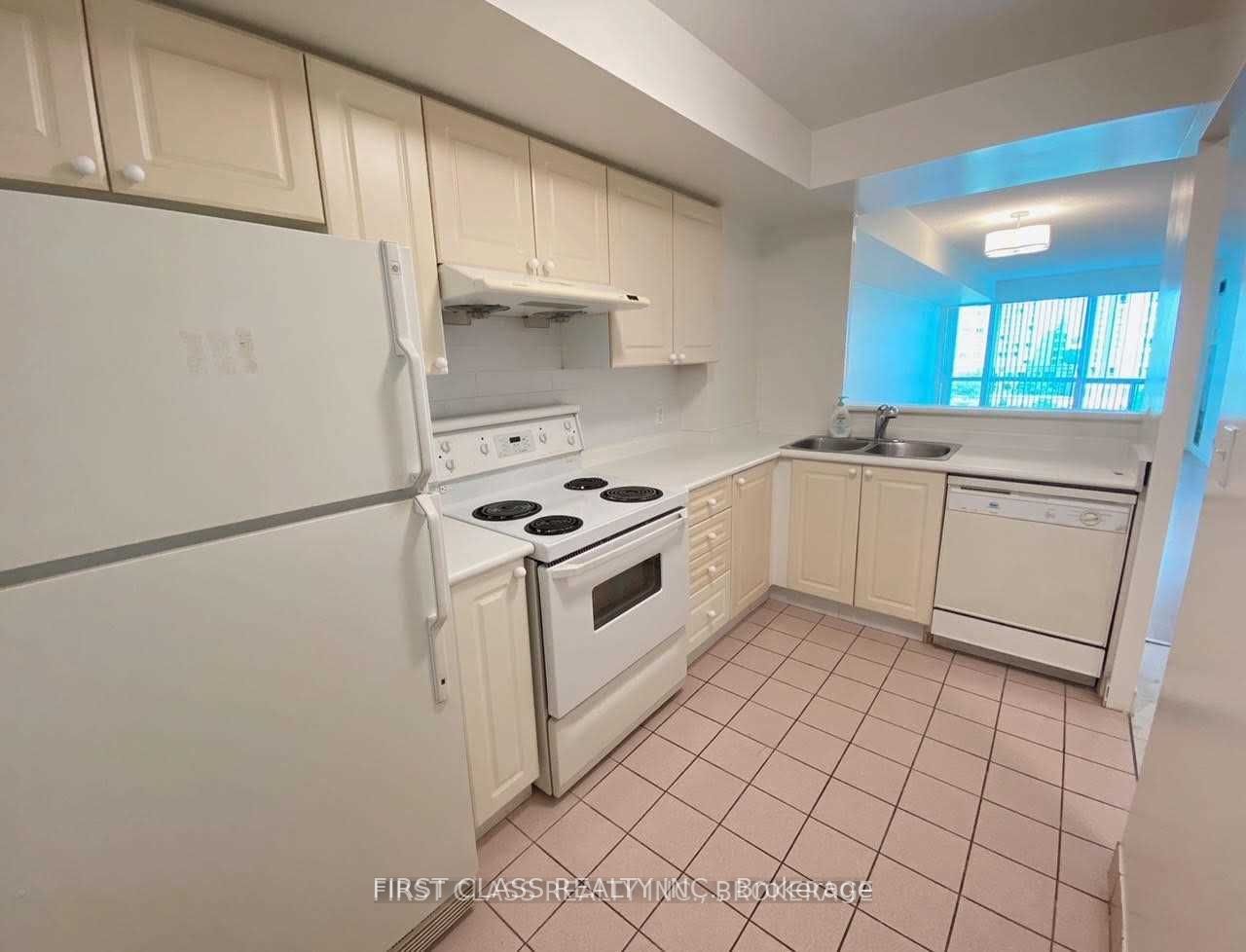 8 Lee Centre Dr 5 Property Photo 8