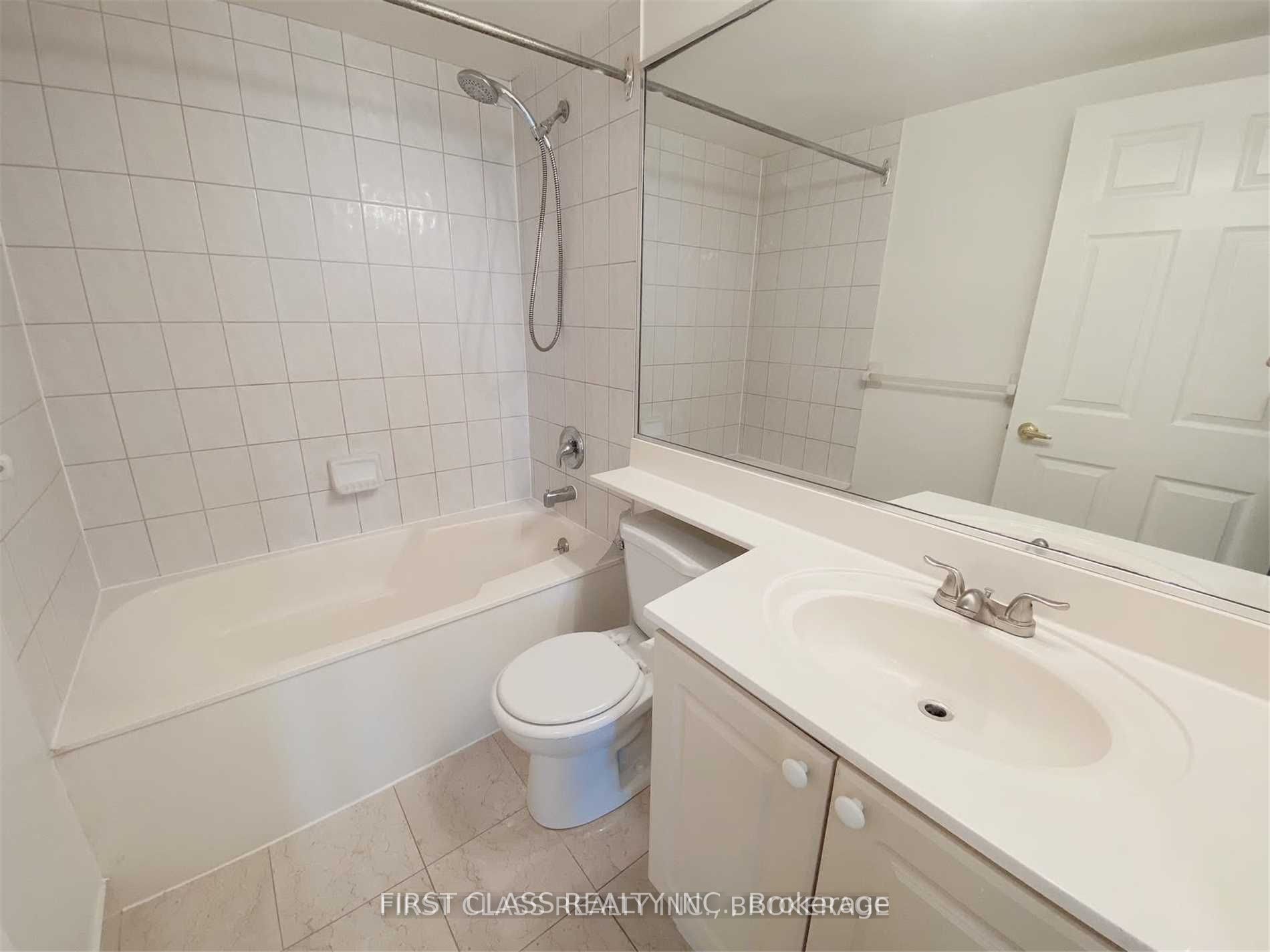 8 Lee Centre Dr 5 Property Photo 10