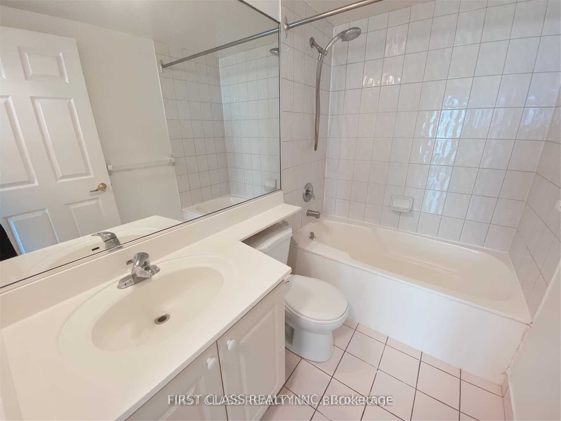 8 Lee Centre Dr 5 Property Photo 12
