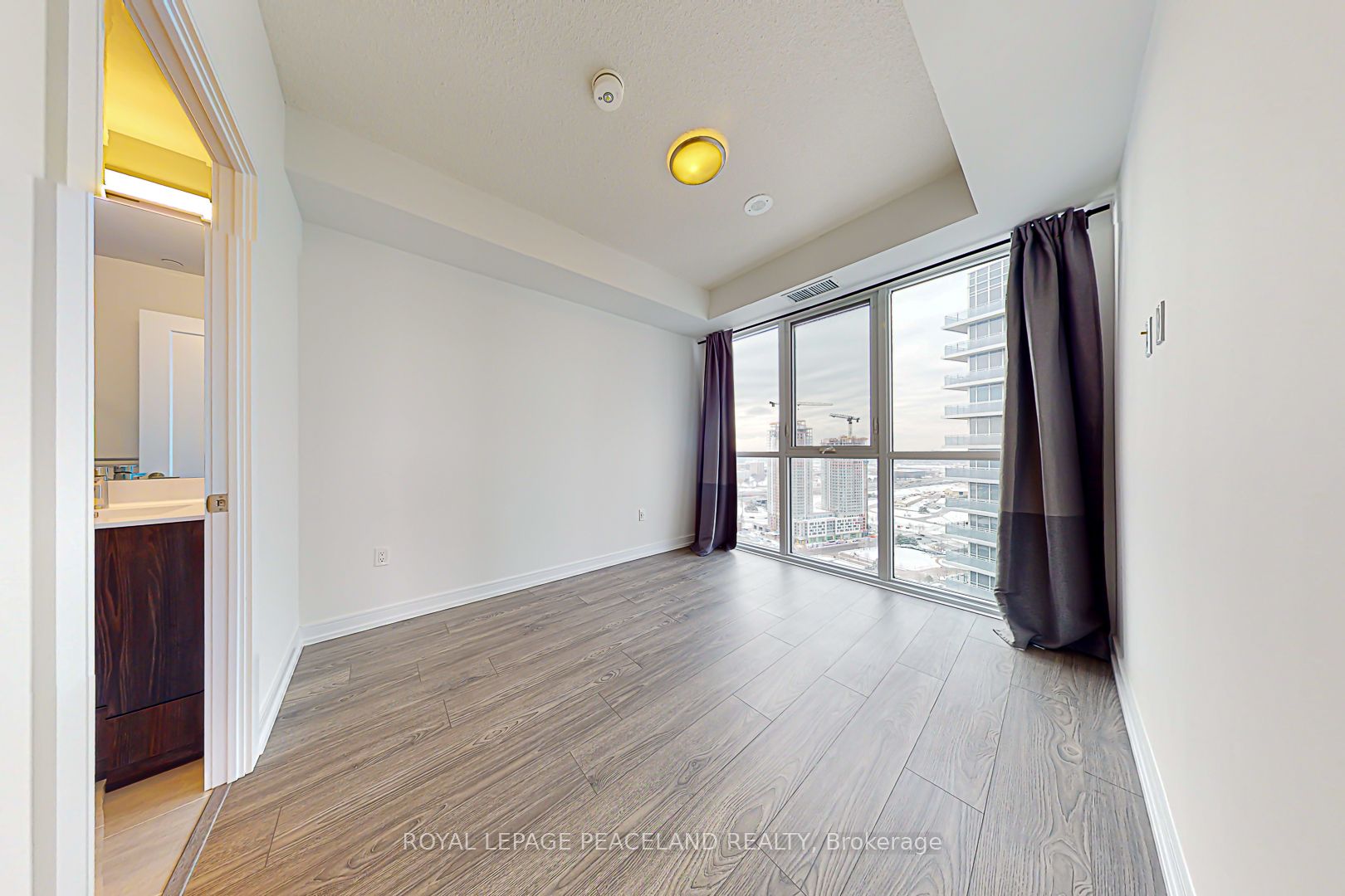 225 Village Green Sq 03 Property Photo 10