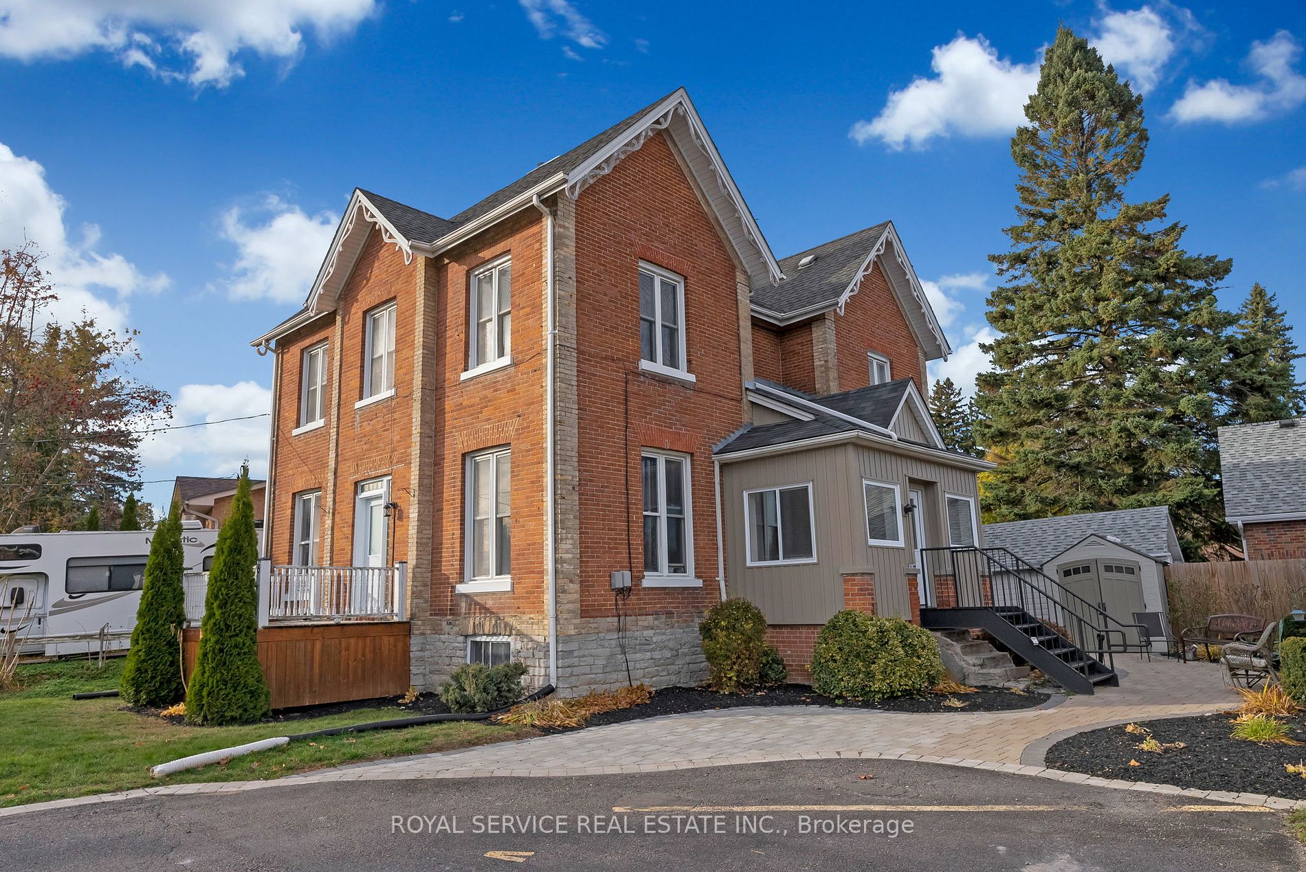 8 Wellington St Property Photo 2