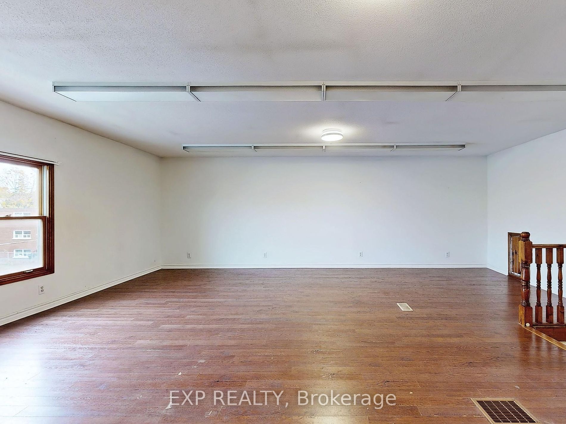 15 Colborne St E Property Photo 2