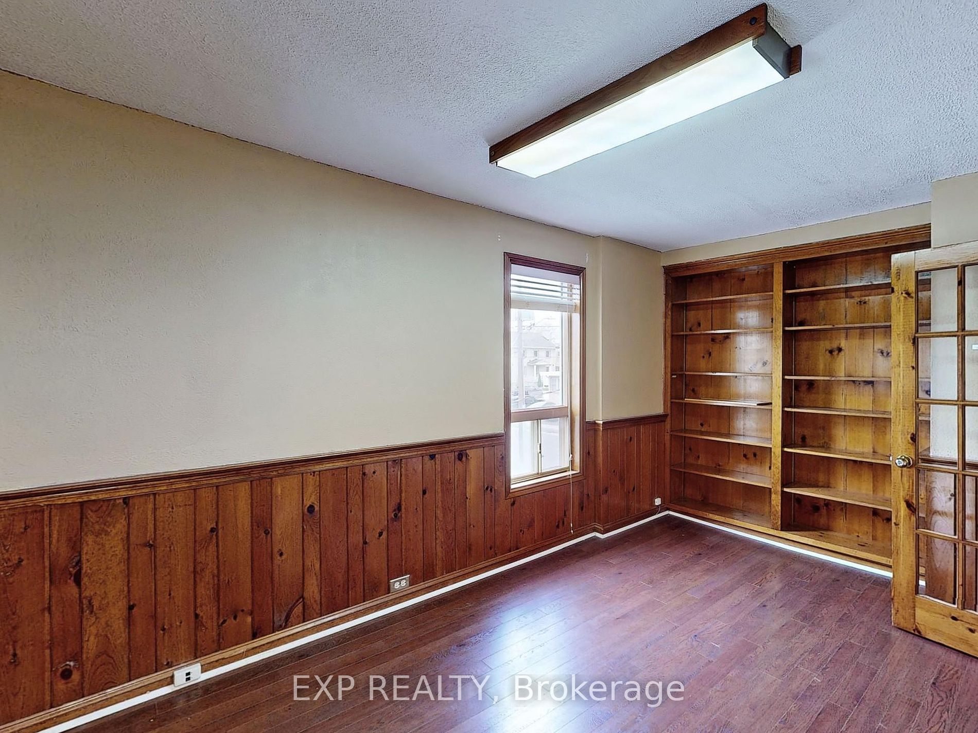 15 Colborne St E Property Photo 3