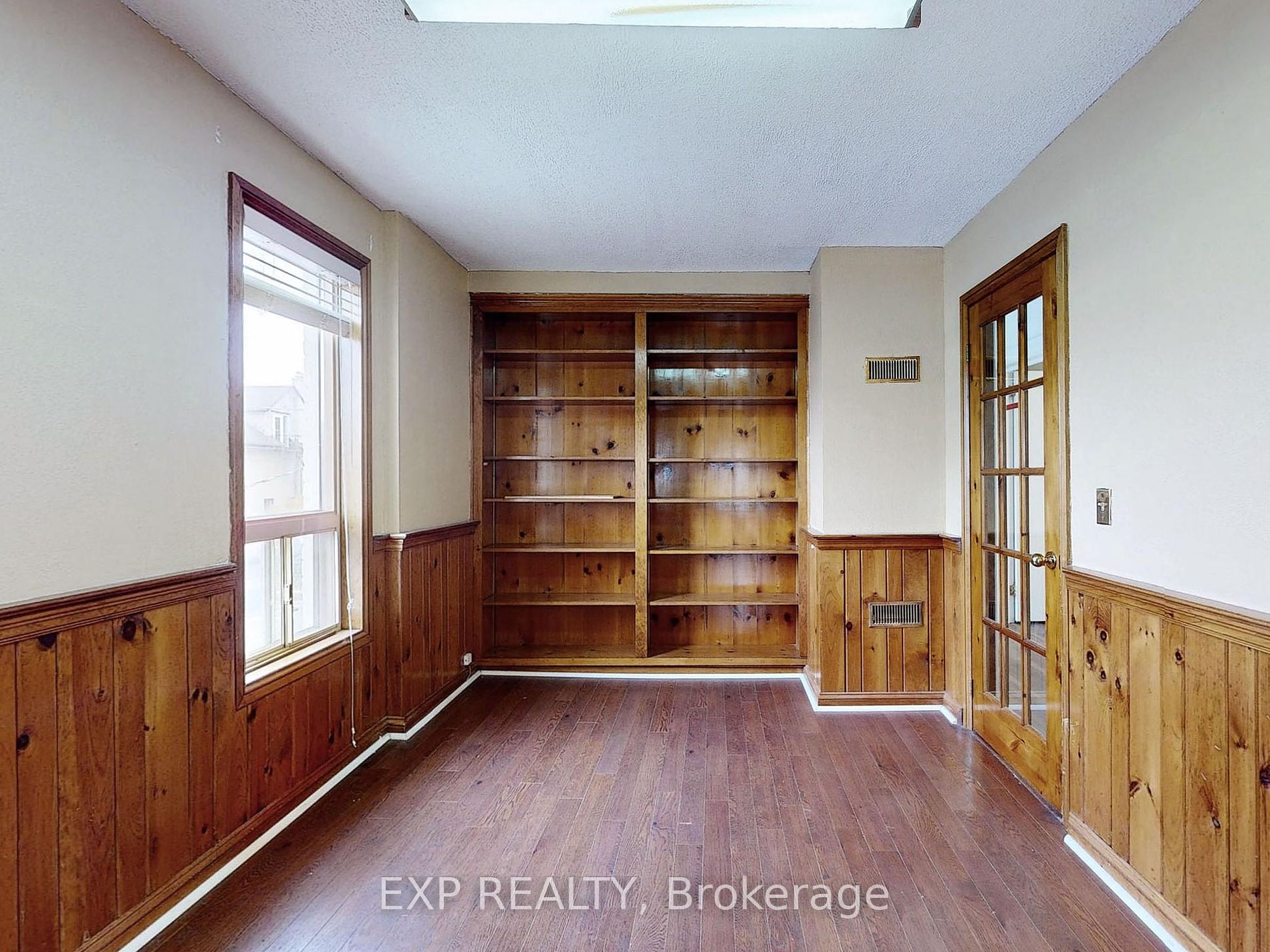 15 Colborne St E Property Photo 4