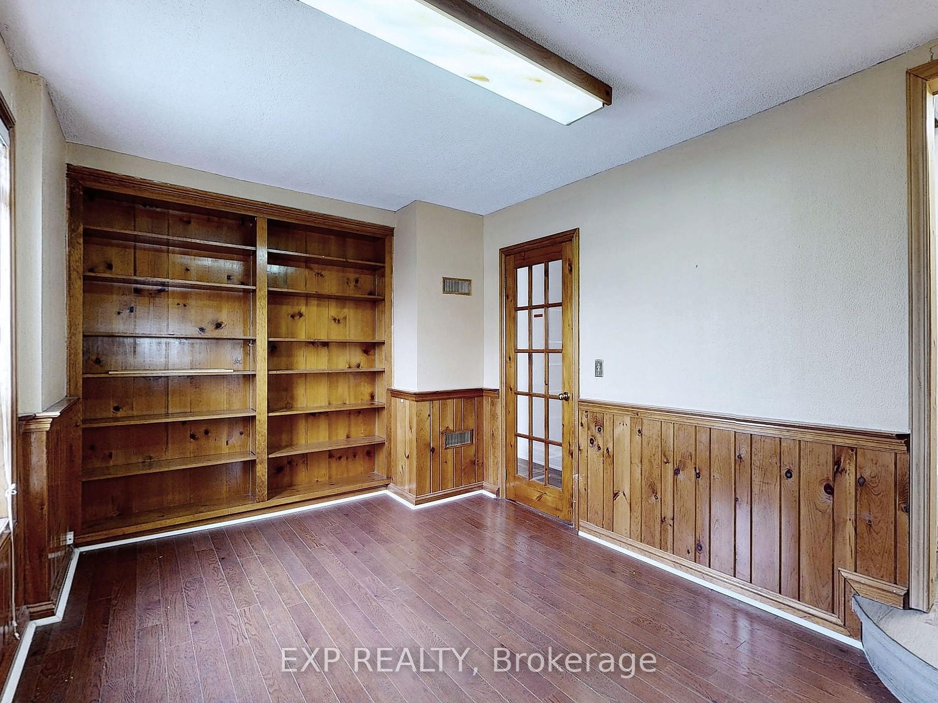 15 Colborne St E Property Photo 5