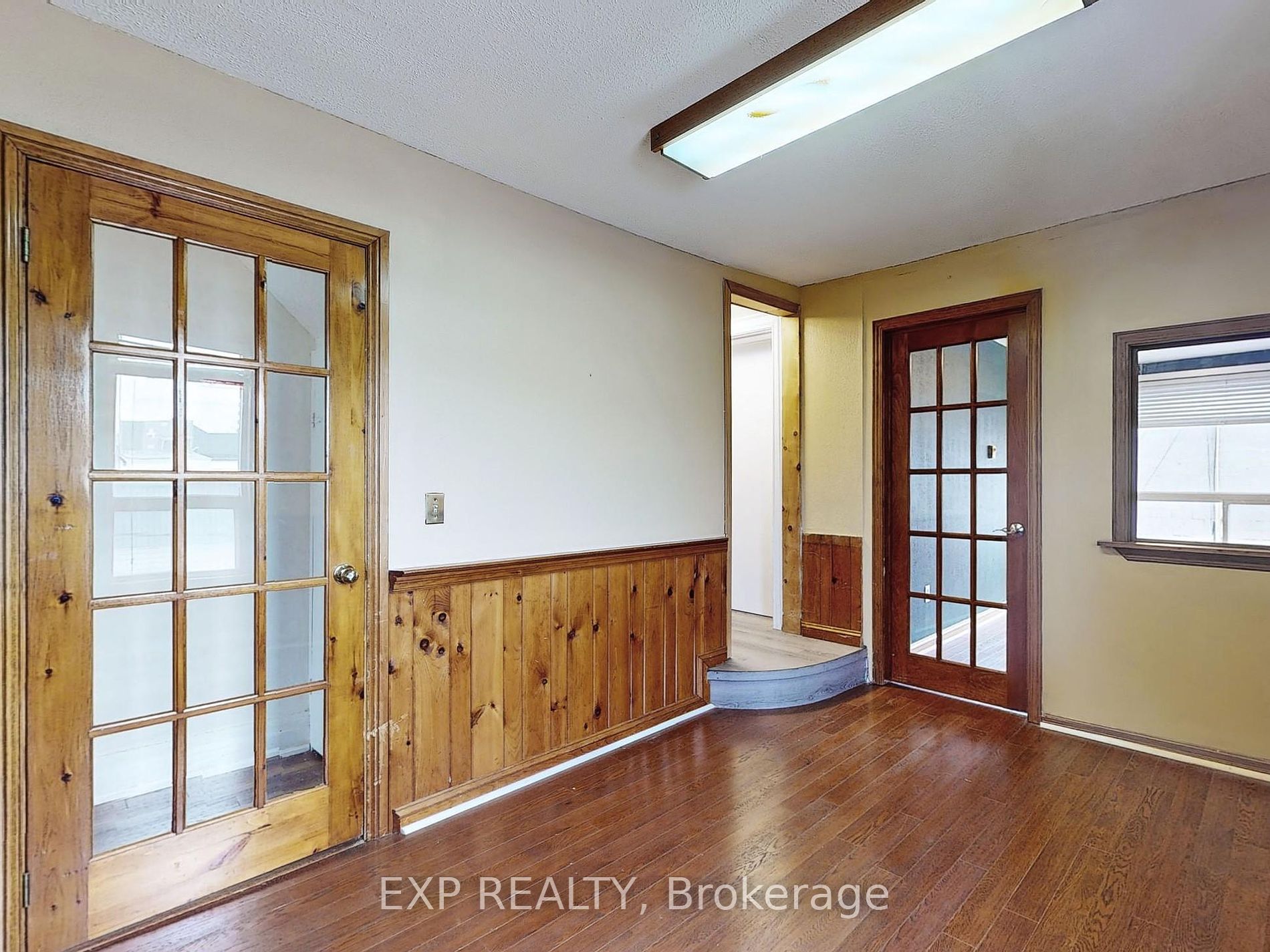 15 Colborne St E Property Photo 6
