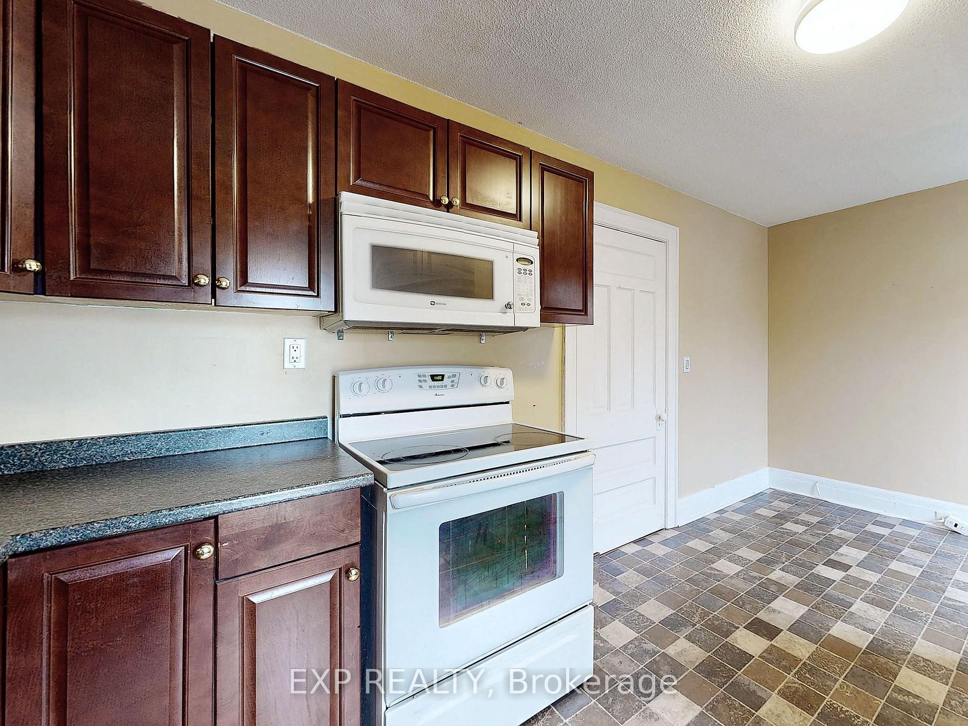 15 Colborne St E Property Photo 13