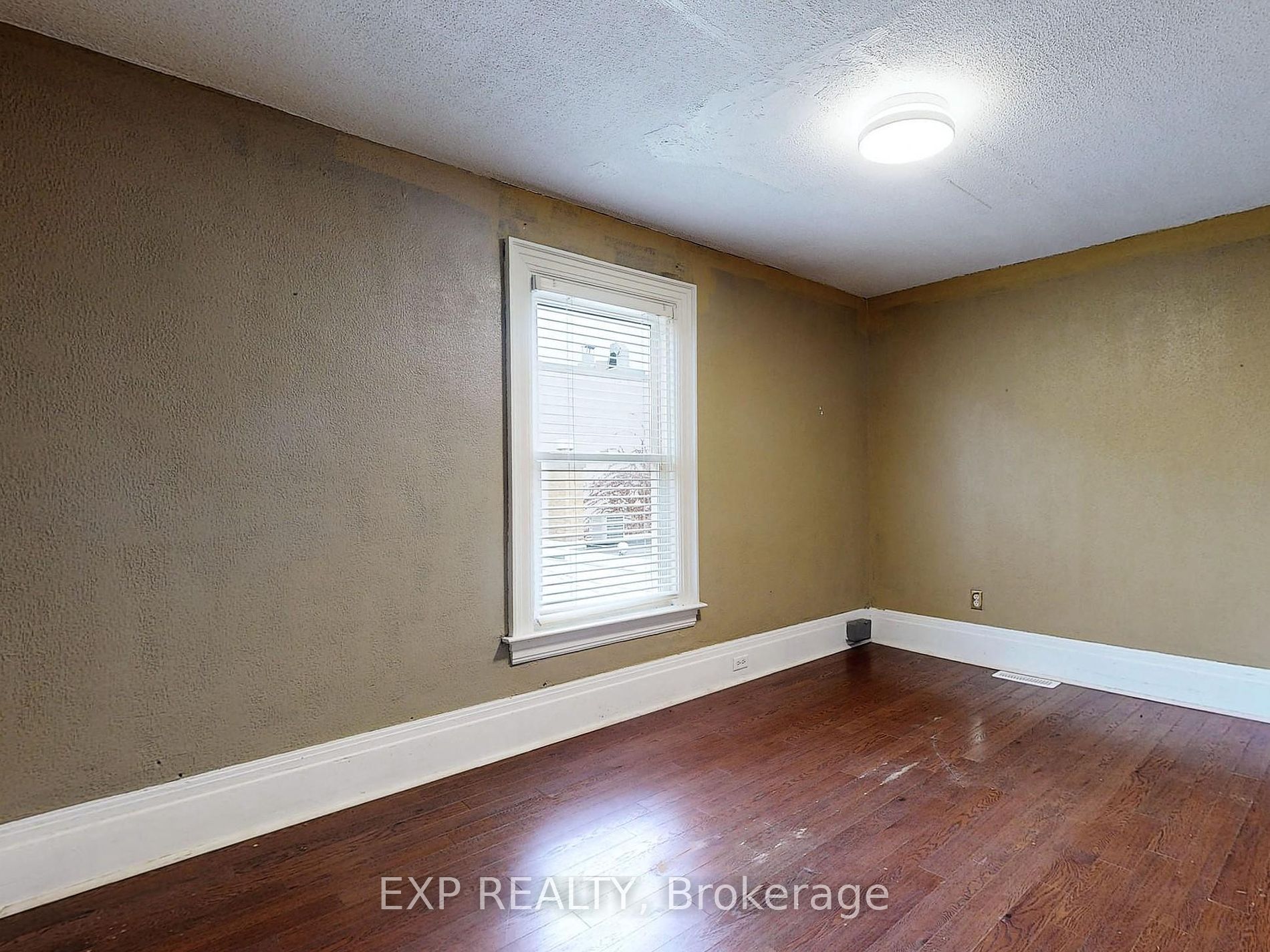 15 Colborne St E Property Photo 15
