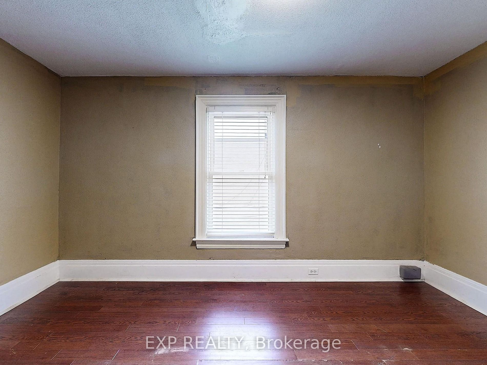15 Colborne St E Property Photo 16