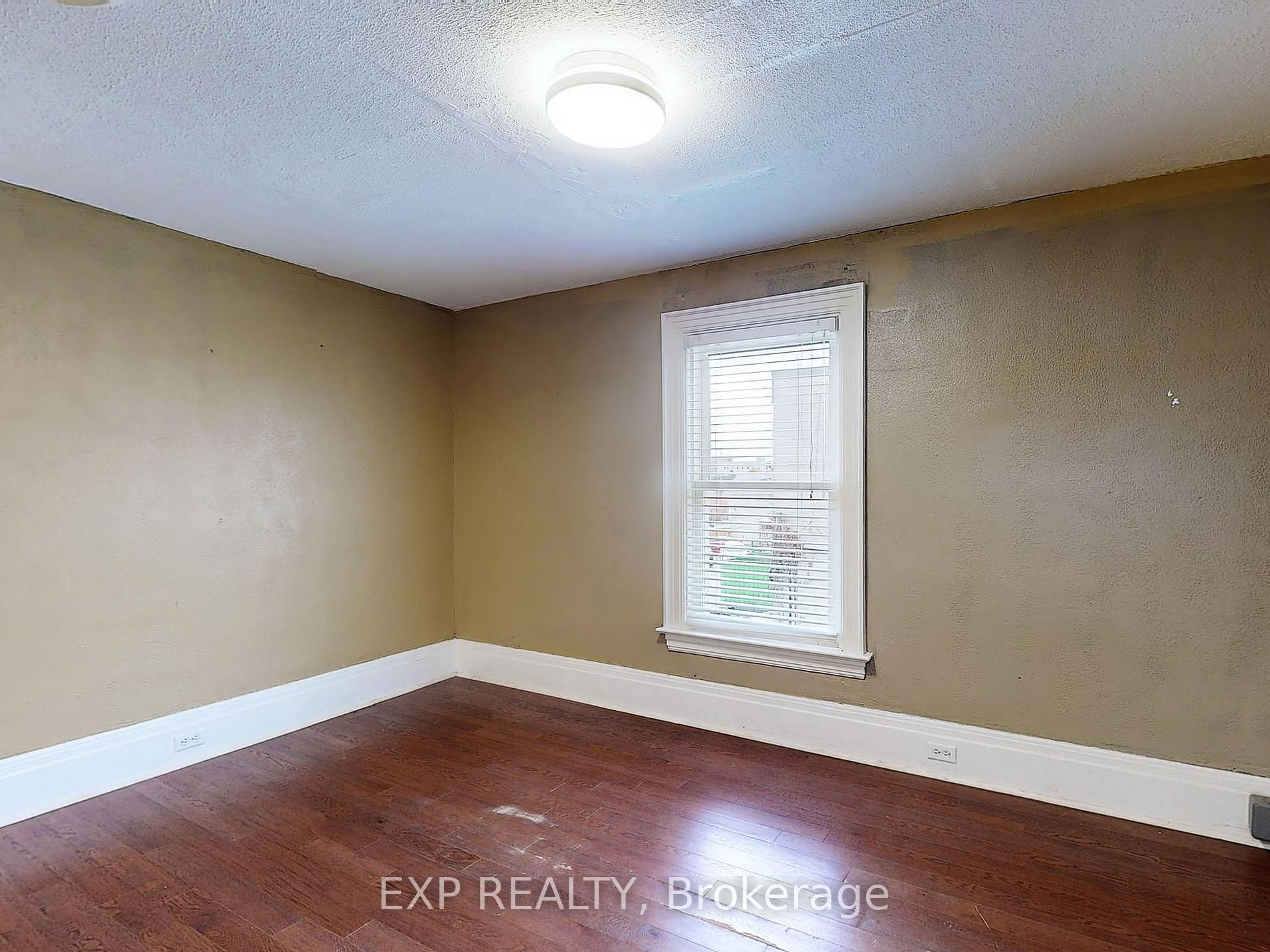 15 Colborne St E Property Photo 17