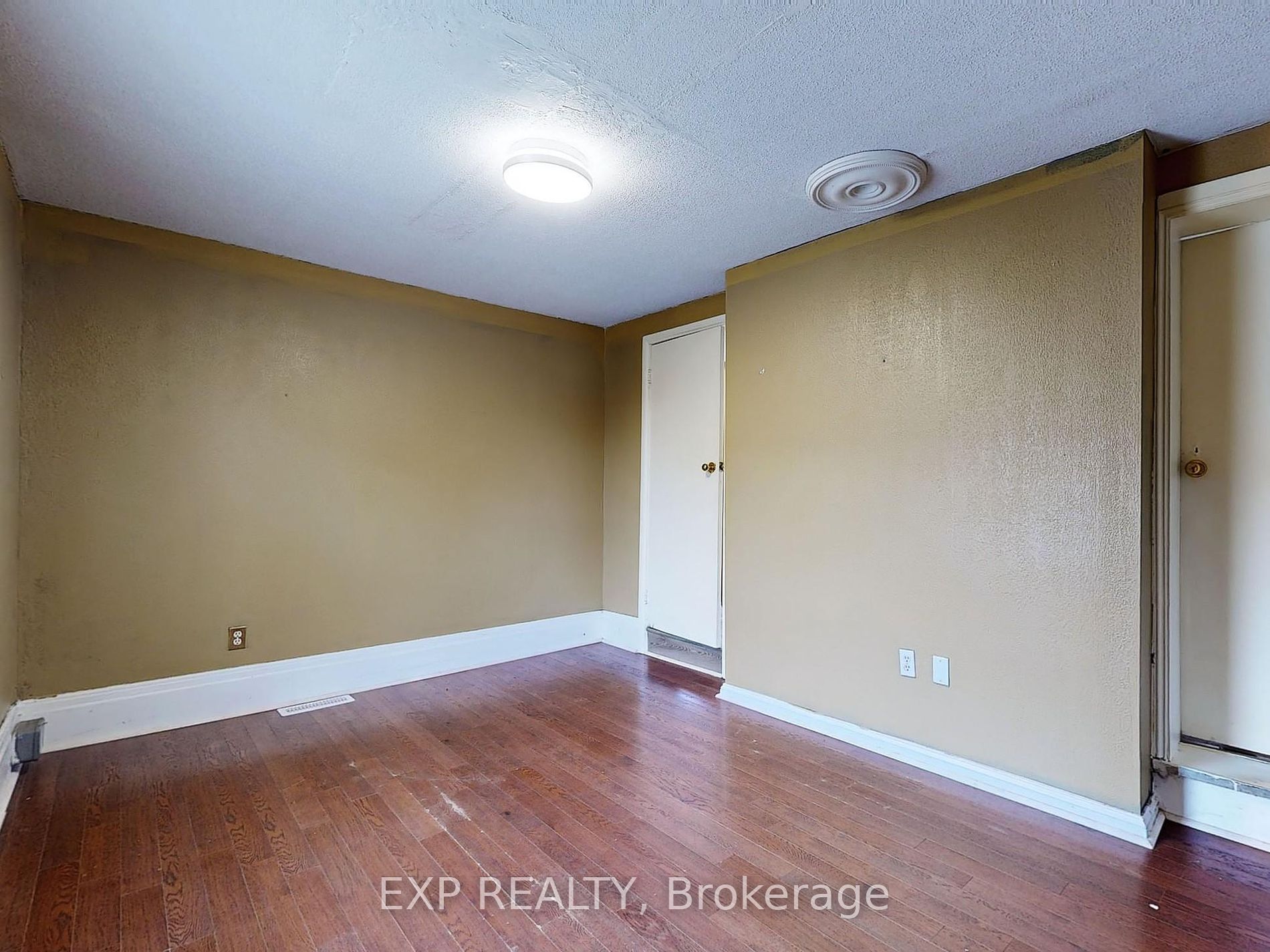 15 Colborne St E Property Photo 18