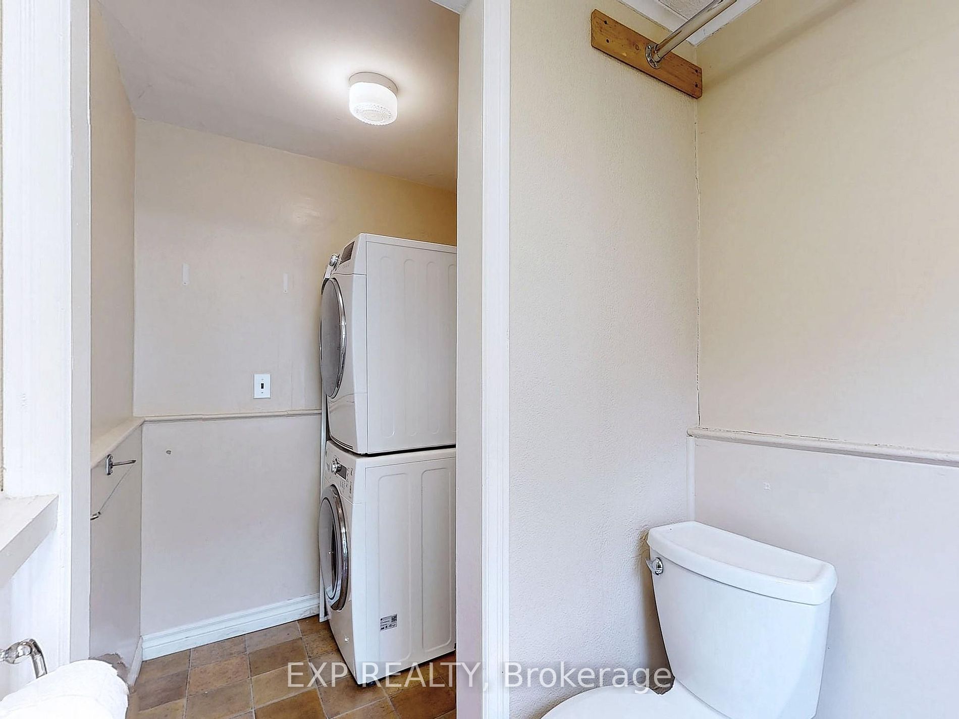 15 Colborne St E Property Photo 22