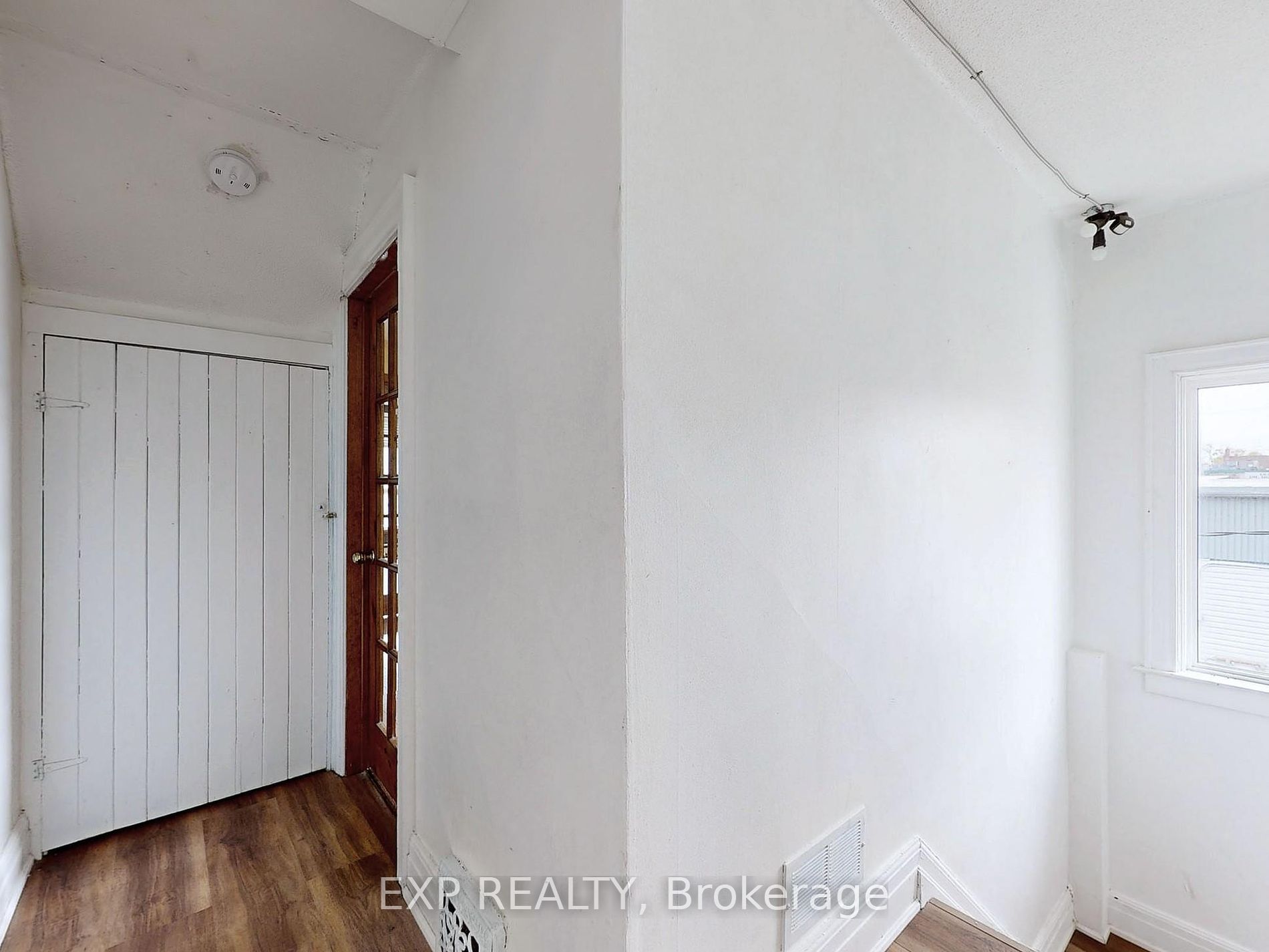15 Colborne St E Property Photo 24