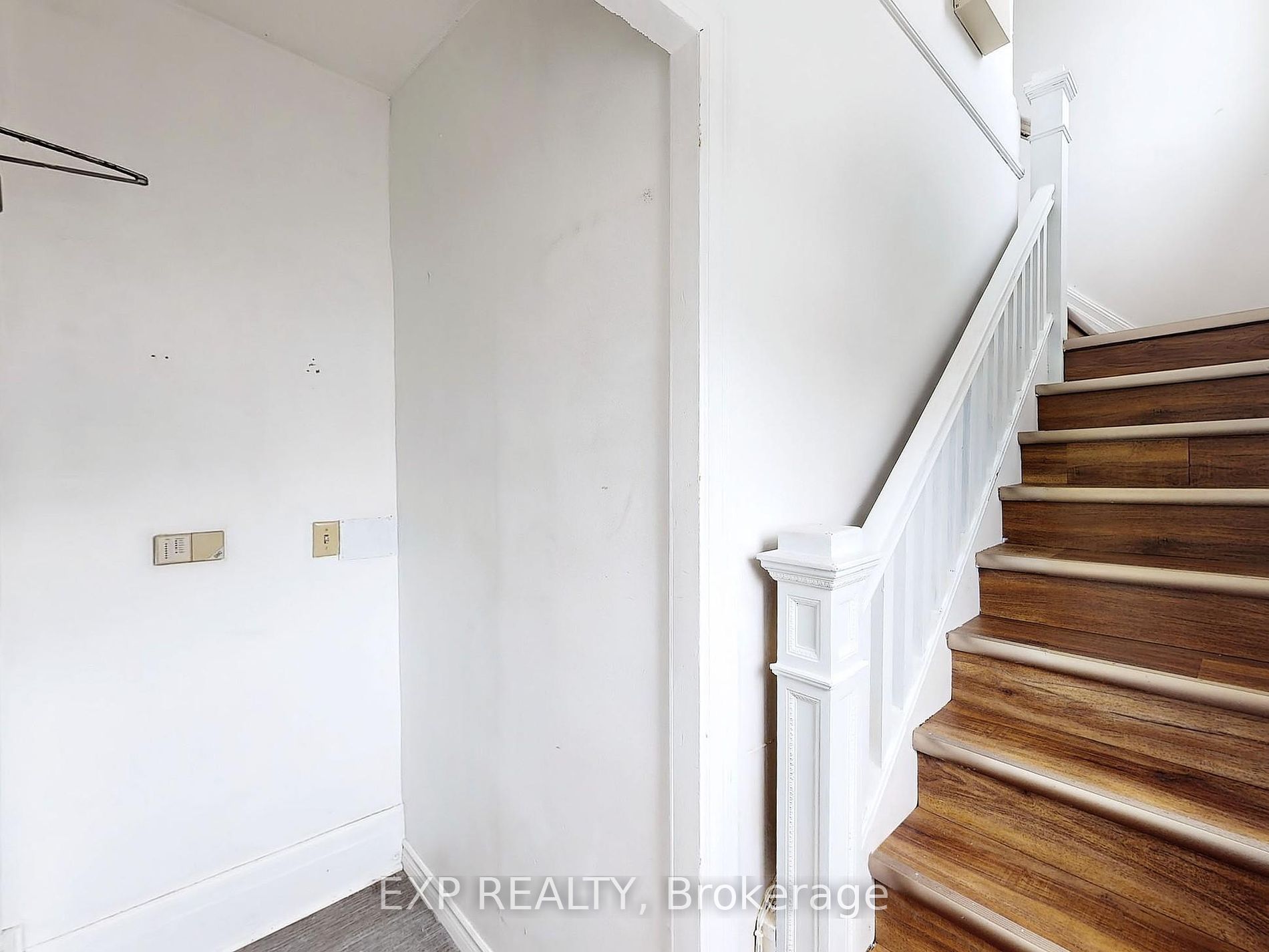 15 Colborne St E Property Photo 32