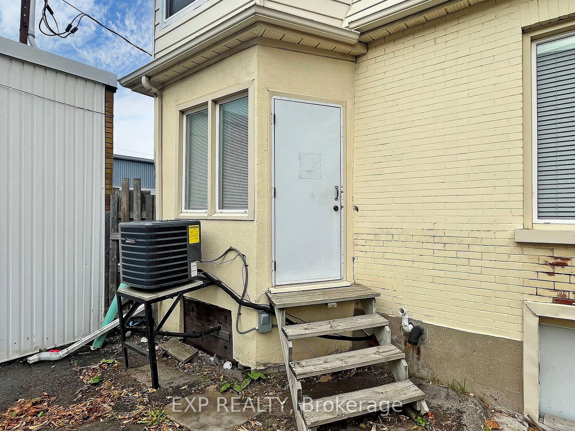 15 Colborne St E Property Photo 36
