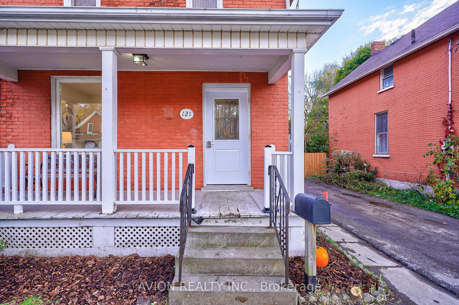 121 Stacey Ave Property Photo 2